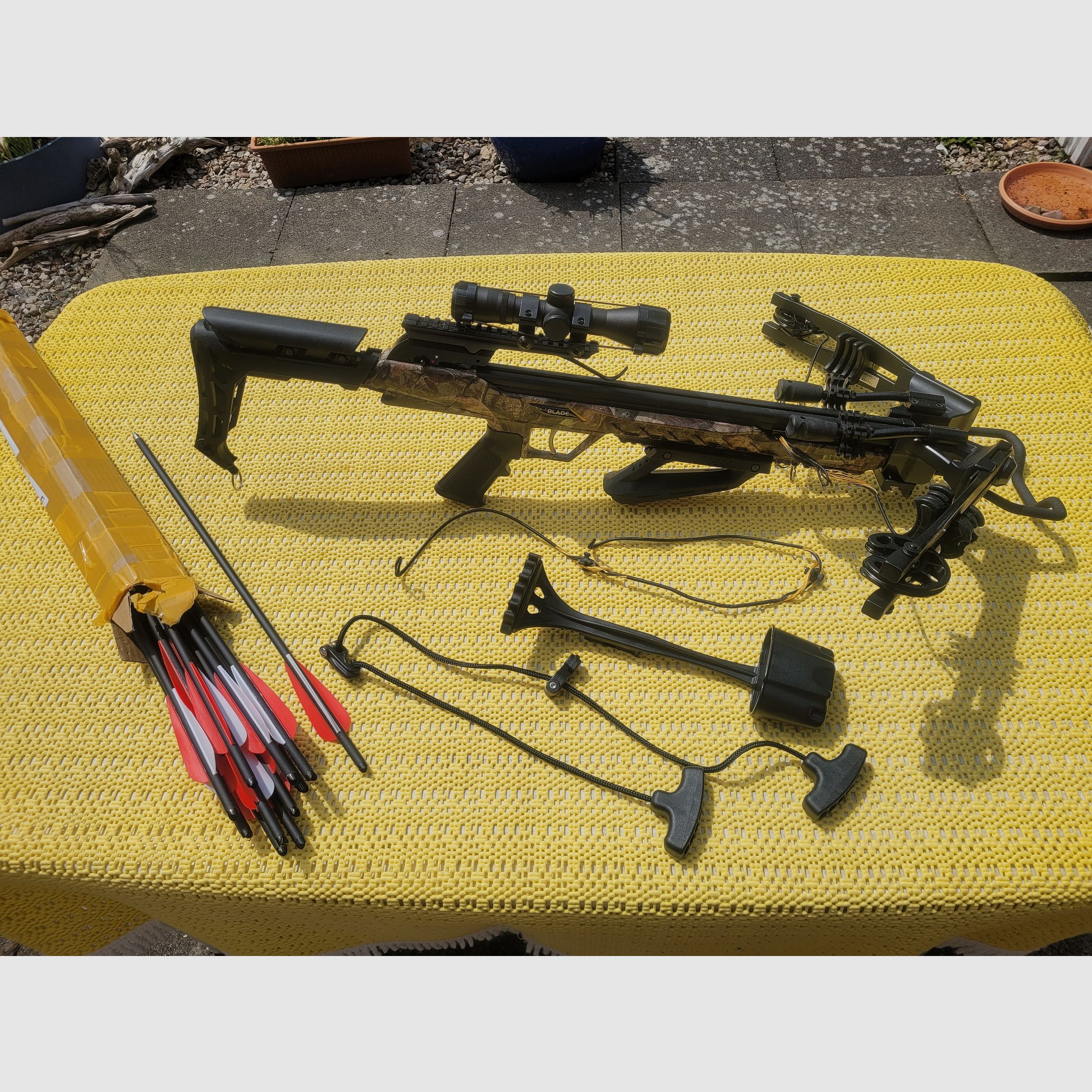 Compoundarmbrust Set Blade + 175 lbs / 340 fps mit 11 Bolzen und Tasche 