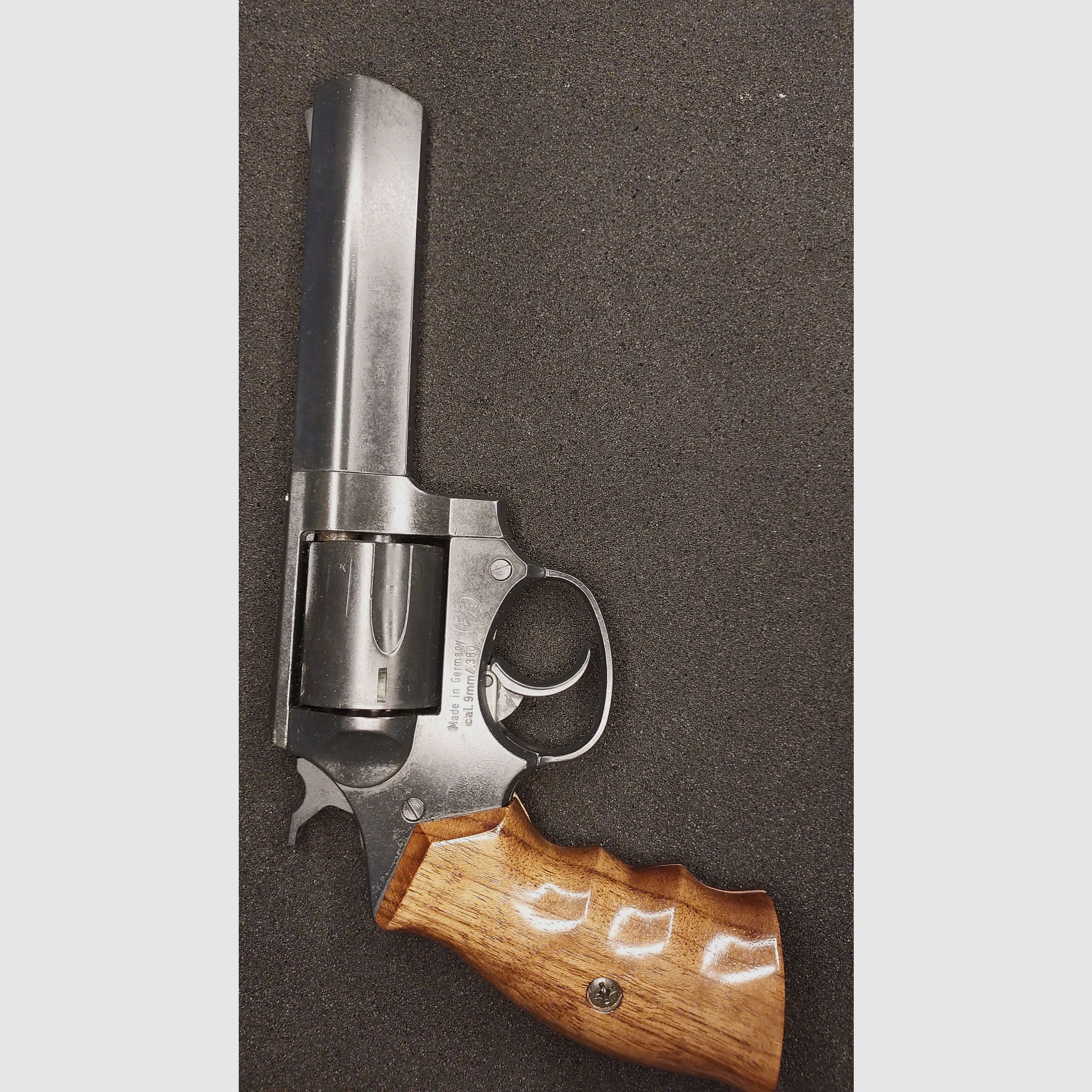 IWG Madlock revólver de detonación, cal. 9 mm R Knall (.380 Knall), PTB 721, "Hecho en Alemania" con funda de hombro de cuero