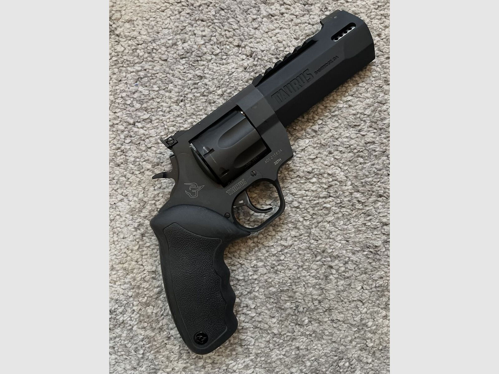 Taurus Raging Hunter