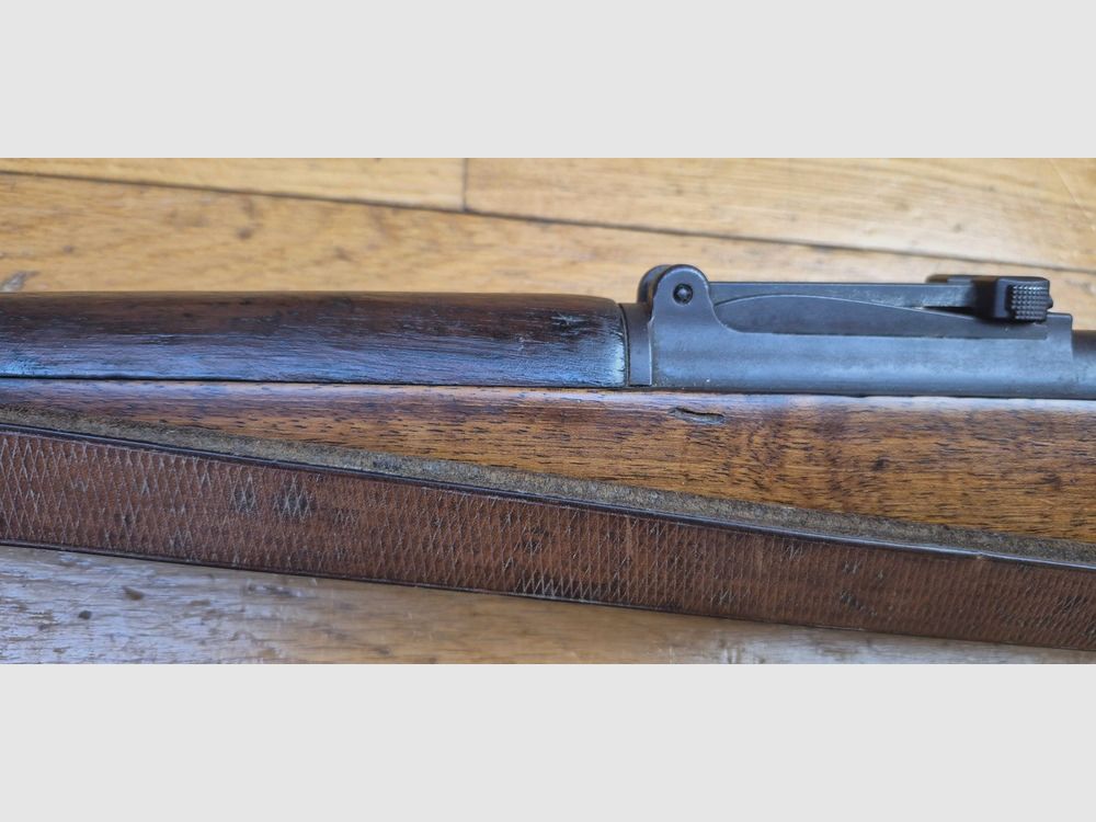 Schöne K98-Regelbüchse – Dritte Reich – Umgerüstet auf 8 x 57 JRS (nicht IS von Anfang) – Code „42' – Herstellung Mauser Oberndorf 1939 – Kein Einzelnummer – Exzellente Mechanik – Schaft und Holz unmarkiert und in TBE – Schöner Lauf mit guten Zügen – Riemen – Schönes Set und gute Waffe 100% aus der Zeit – TBE, Bild 33 von 36