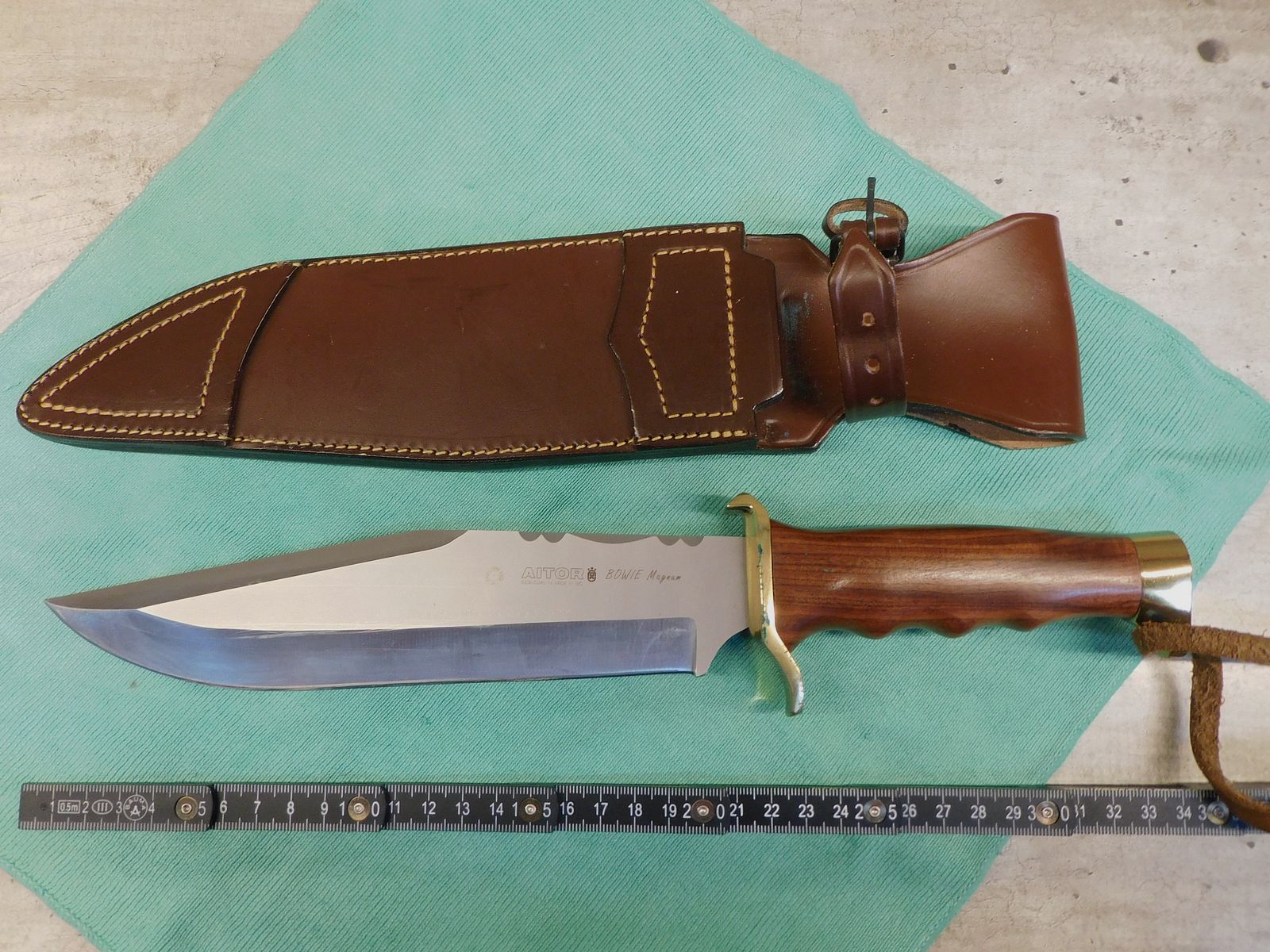 AITOR Messer BOWIE. Ostrze 18,5 cm. Stal wanadowo-molibdenowa z ostrym zakończeniem. Test twardości HRC.
