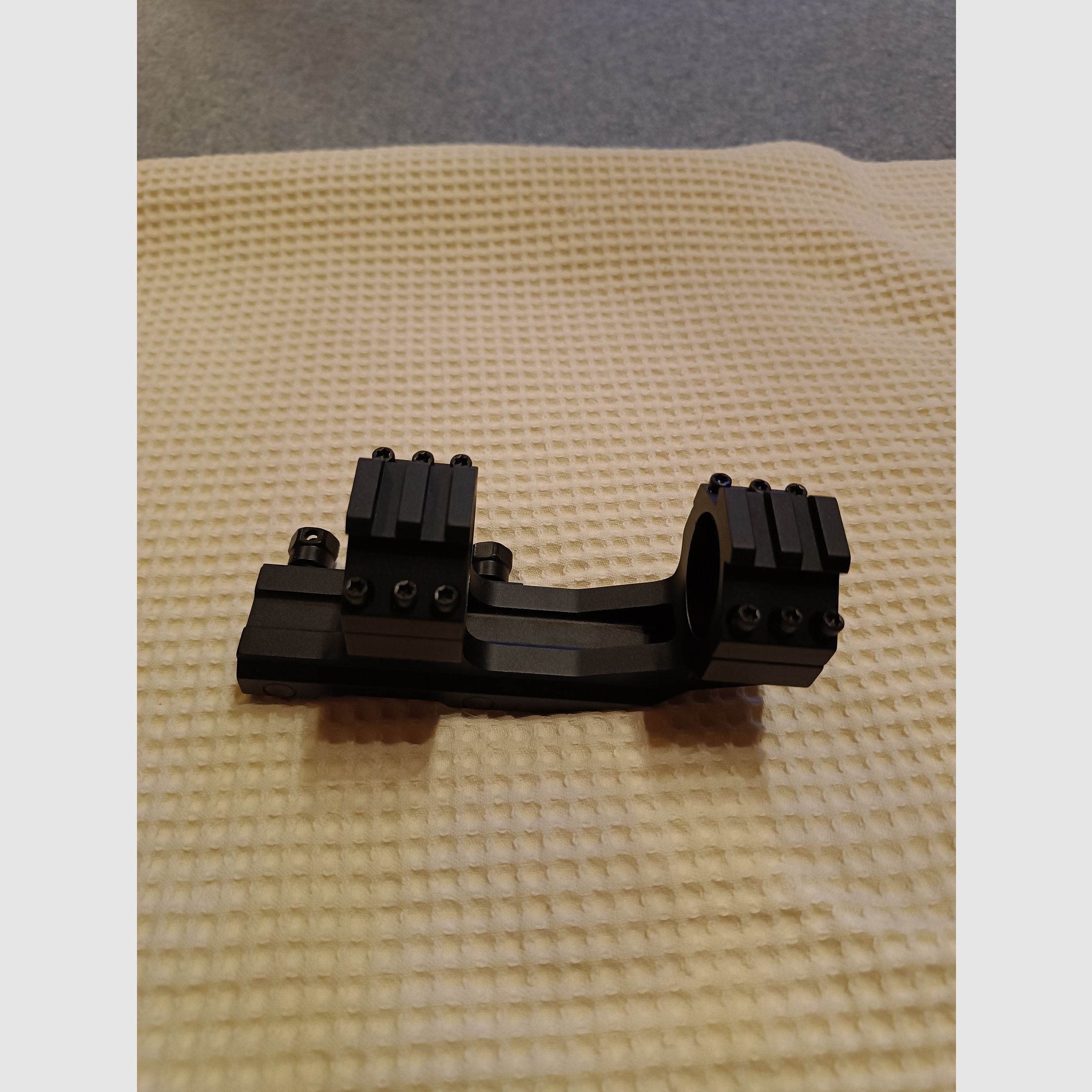 Burris P.E.P.R. scope mount with Picatinny rings. For a tube diameter of 30mm. Light signs of use.