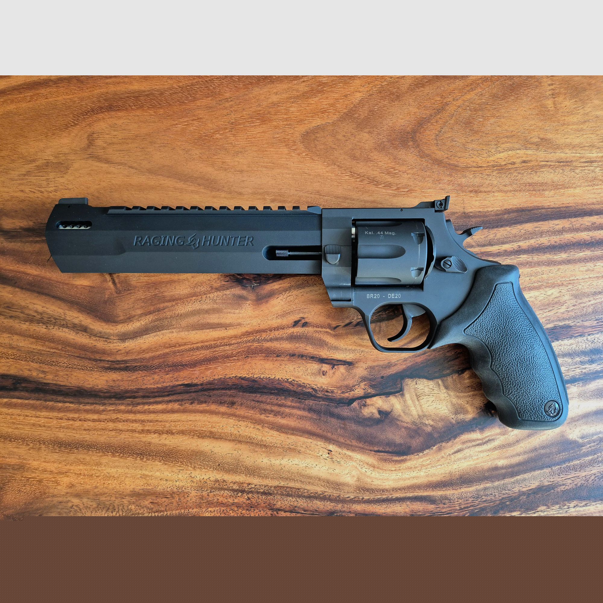 Taurus Raging Hunter 8 3/8" .44 Mag. inkl. 3x HKS Speedloader – Neuwertiger Zustand