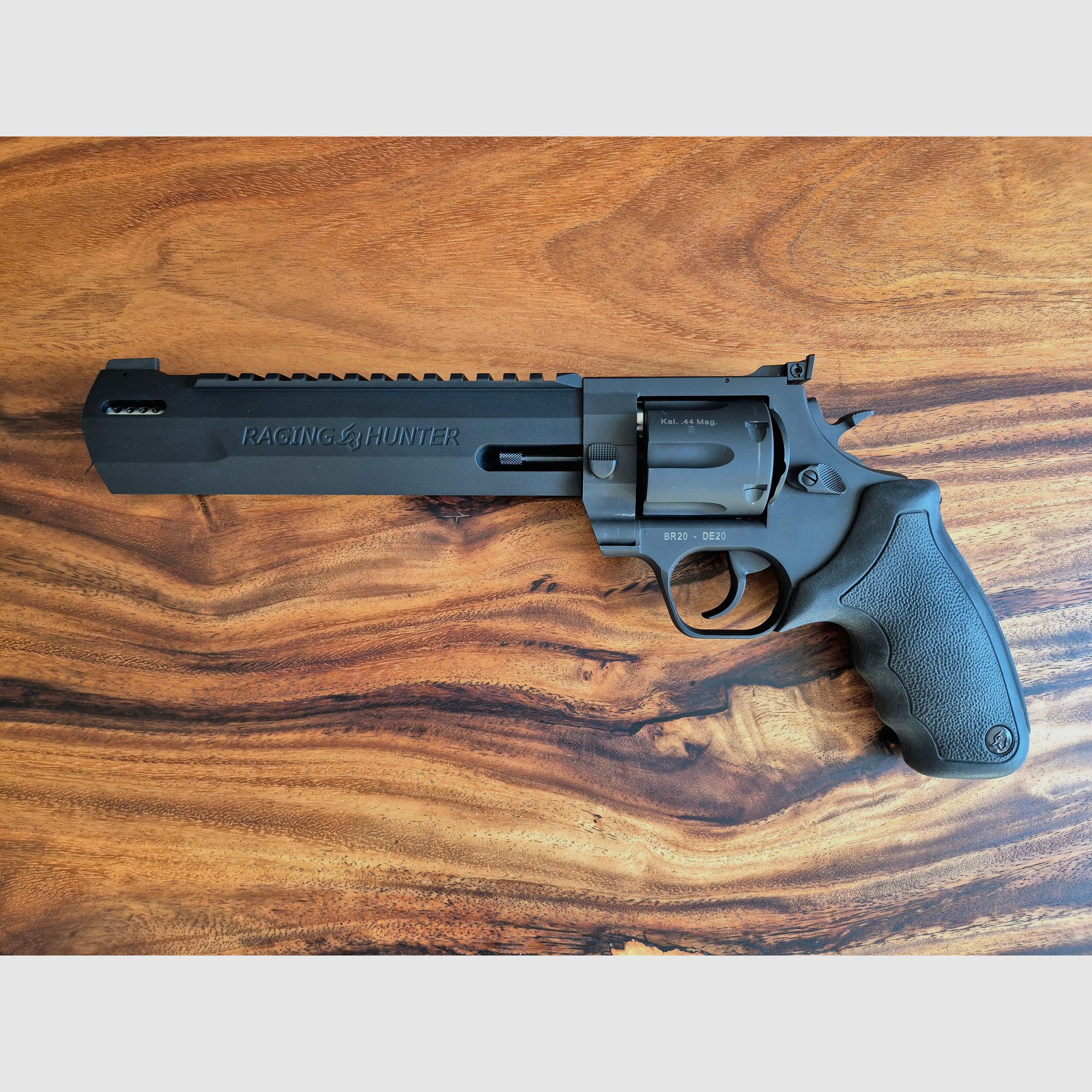 Taurus Raging Hunter 8 3/8" .44 Mag. inkl. 3x HKS Speedloader – Neuwertiger Zustand