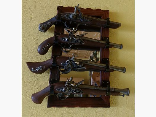 5  Deko Handfeuerwaffen auf Spiegelhalter, Engl.- Franz. Steinschloss Pistolen, Nachbau, Deko