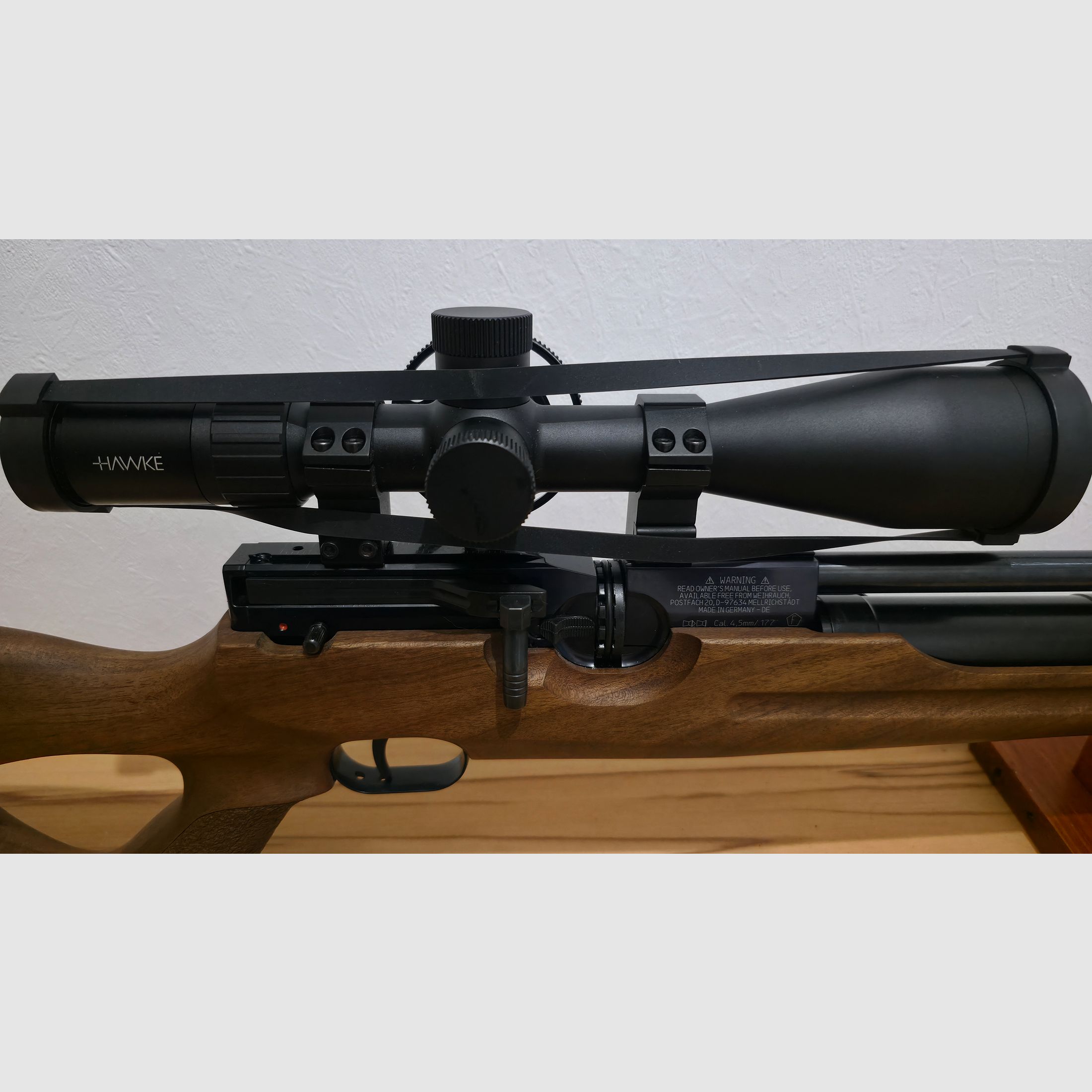 Weihrauch HW 100 T 4,5mm met demper en Hawke richtkijker 6-24x50 Compact