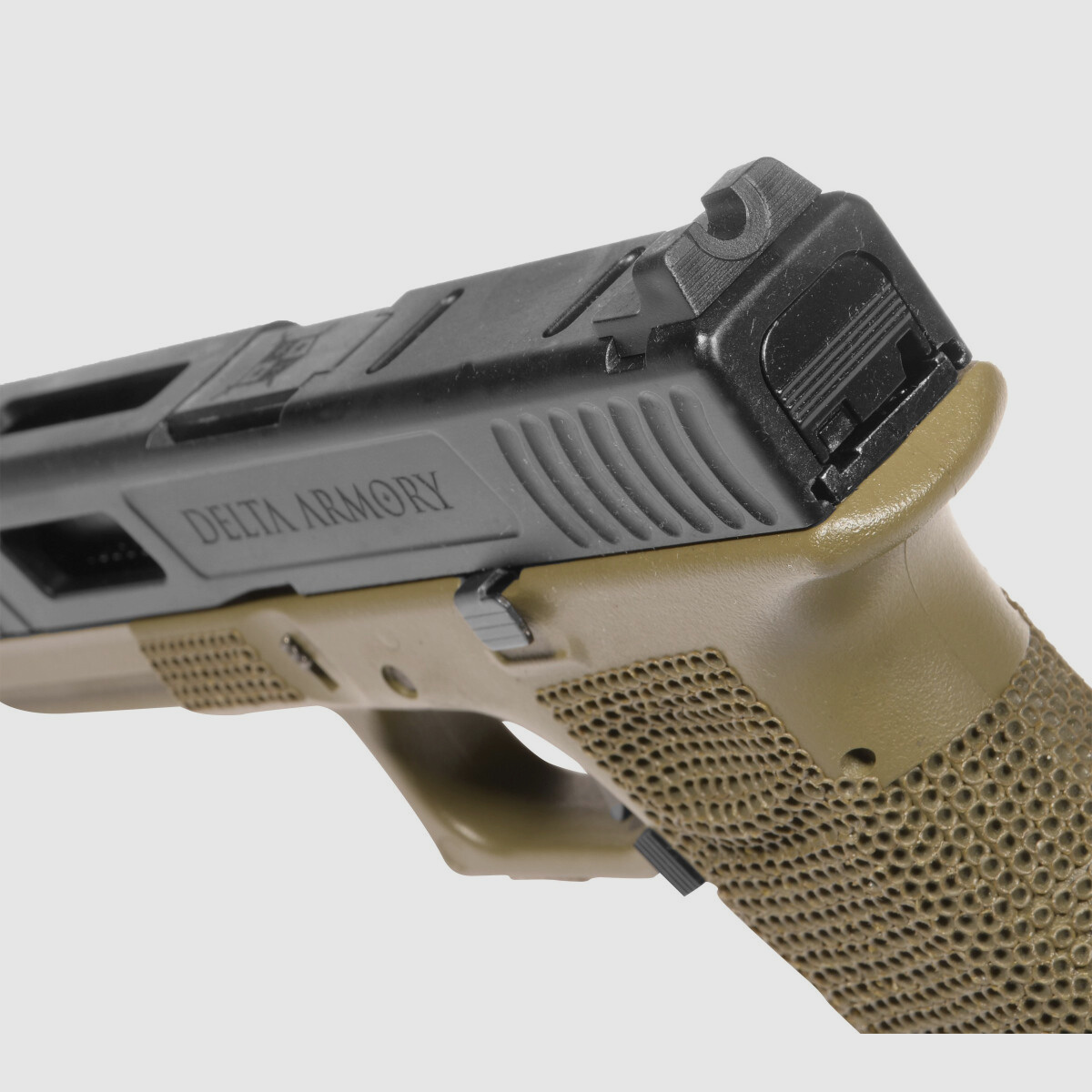 P01 GBB Airsoft Pistool met Grip Stippling in Olijf | Delta Armory