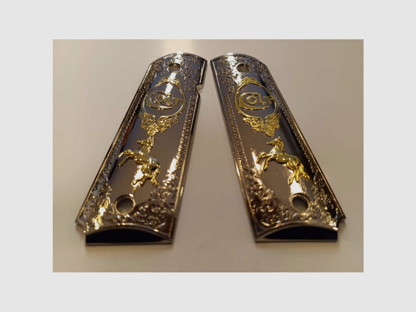 Okładzina 1911 Custom Logo Colt Nikiel i Złoto, zdjęcie 2 z 2