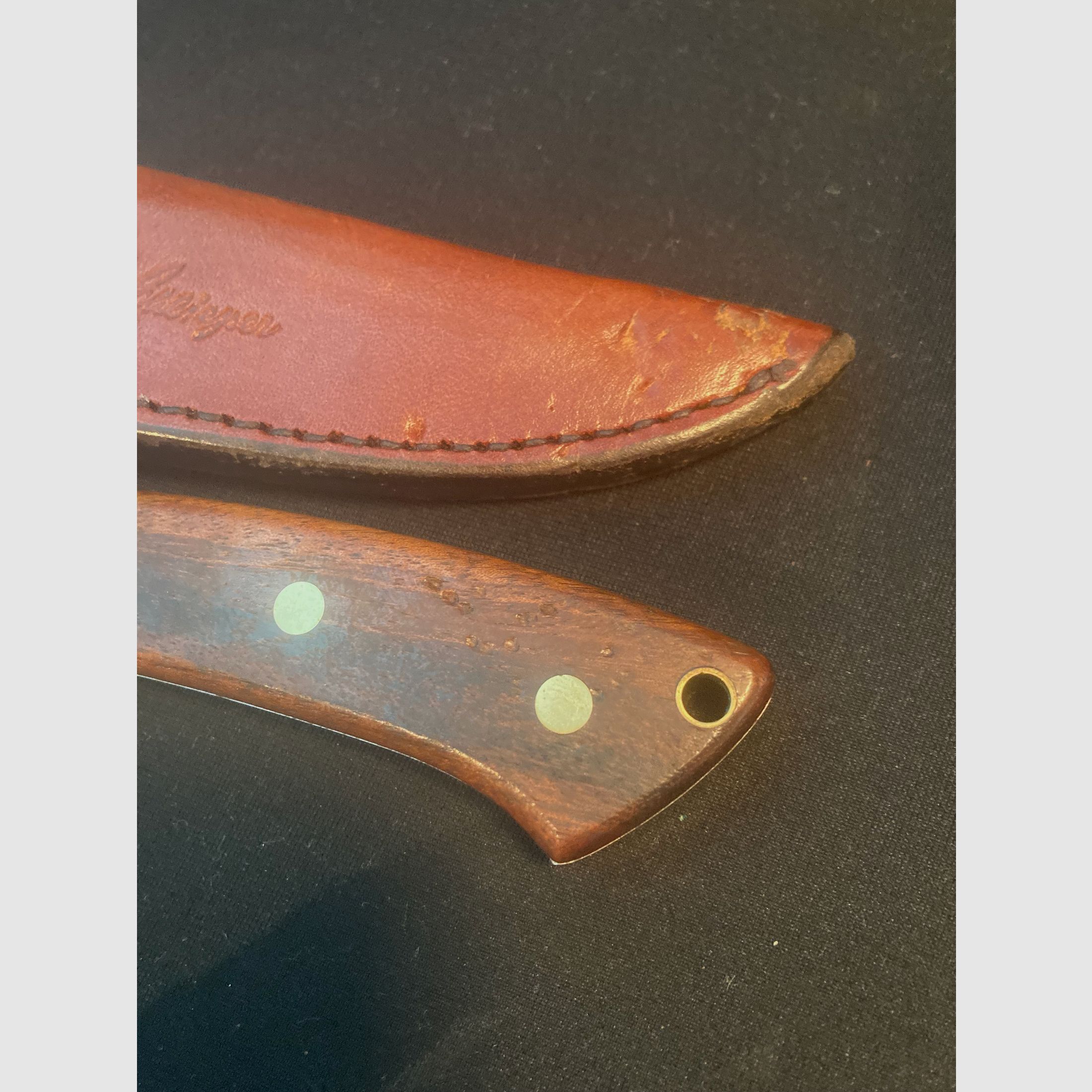 Gürtelmes, houten handvat, messing beslag, leren schede, jachtmes 41