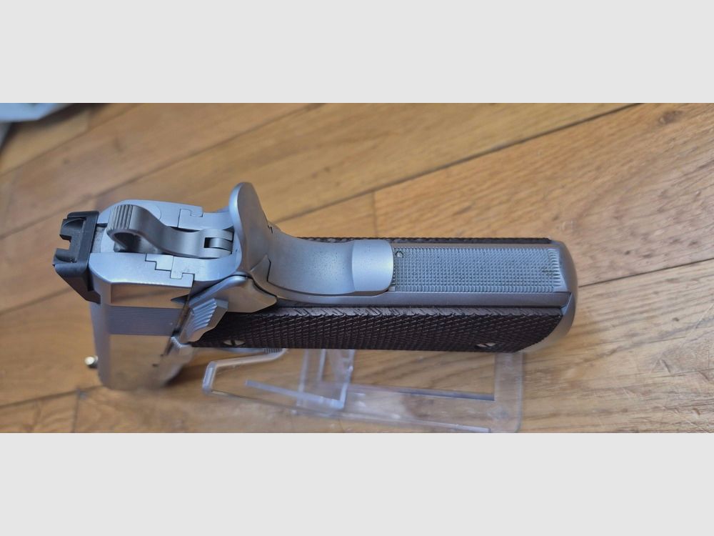 CONSIGNMENT – Magnificent and rare semi-automatic pistol ACW "Alchemy 1911" – Prime Carry model in Hard Chrome finish – Magical barrel in 4.25 inches – Cal. .45 ACP – Weapon from 2023/2024 in top finishes – Very little fired – Rare opportunity for an absolutely exceptional 1911 – 2nd magazine – One of the few current productions that will last – Condition more than excellent, almost new – Super weapon and absolute collector's item – TBE+++, image 11 of 27