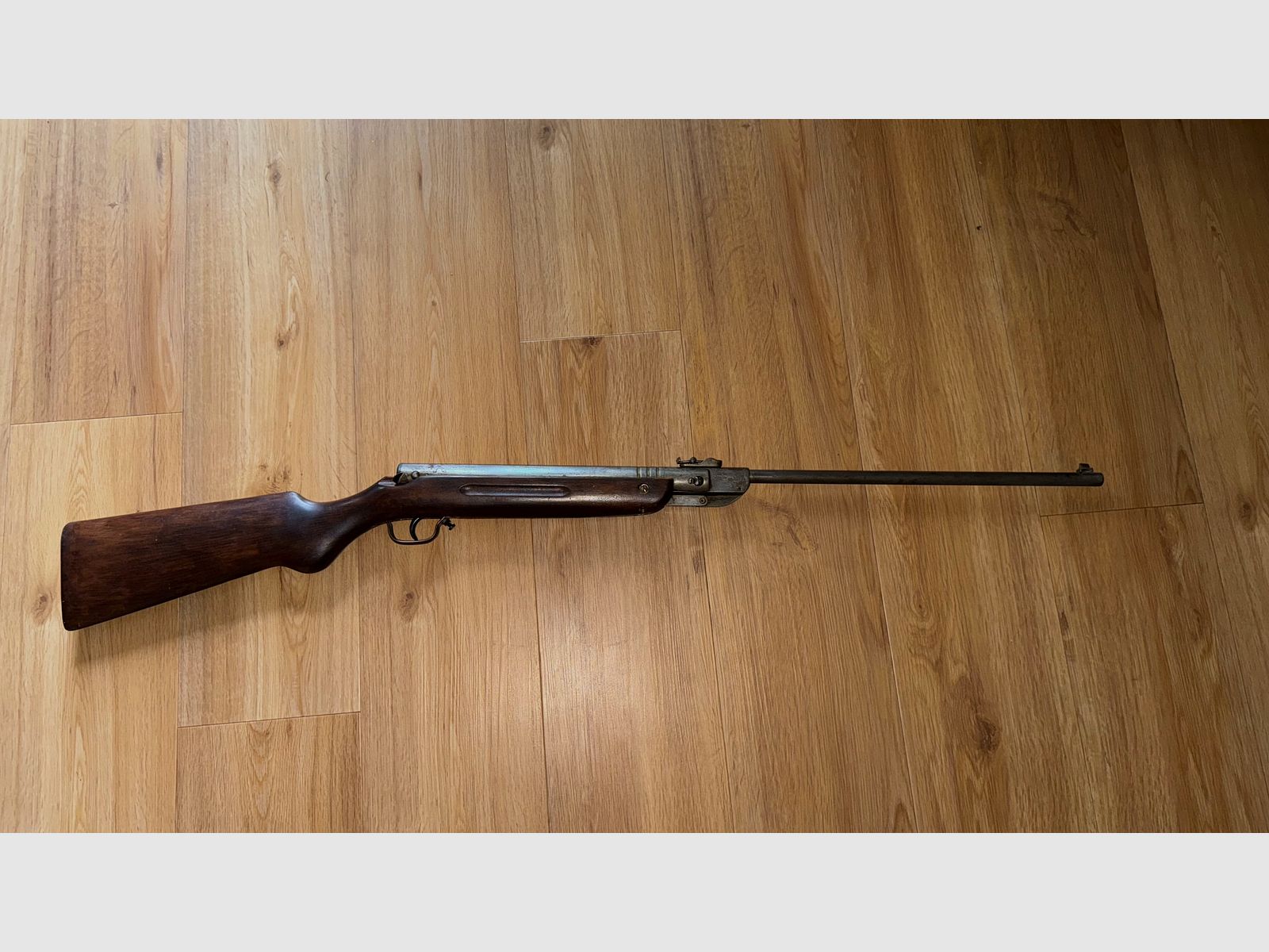 Offering air rifle Haenel Suhl model III-284 with renewed wear parts, such as spring, seals, trigger, etc.