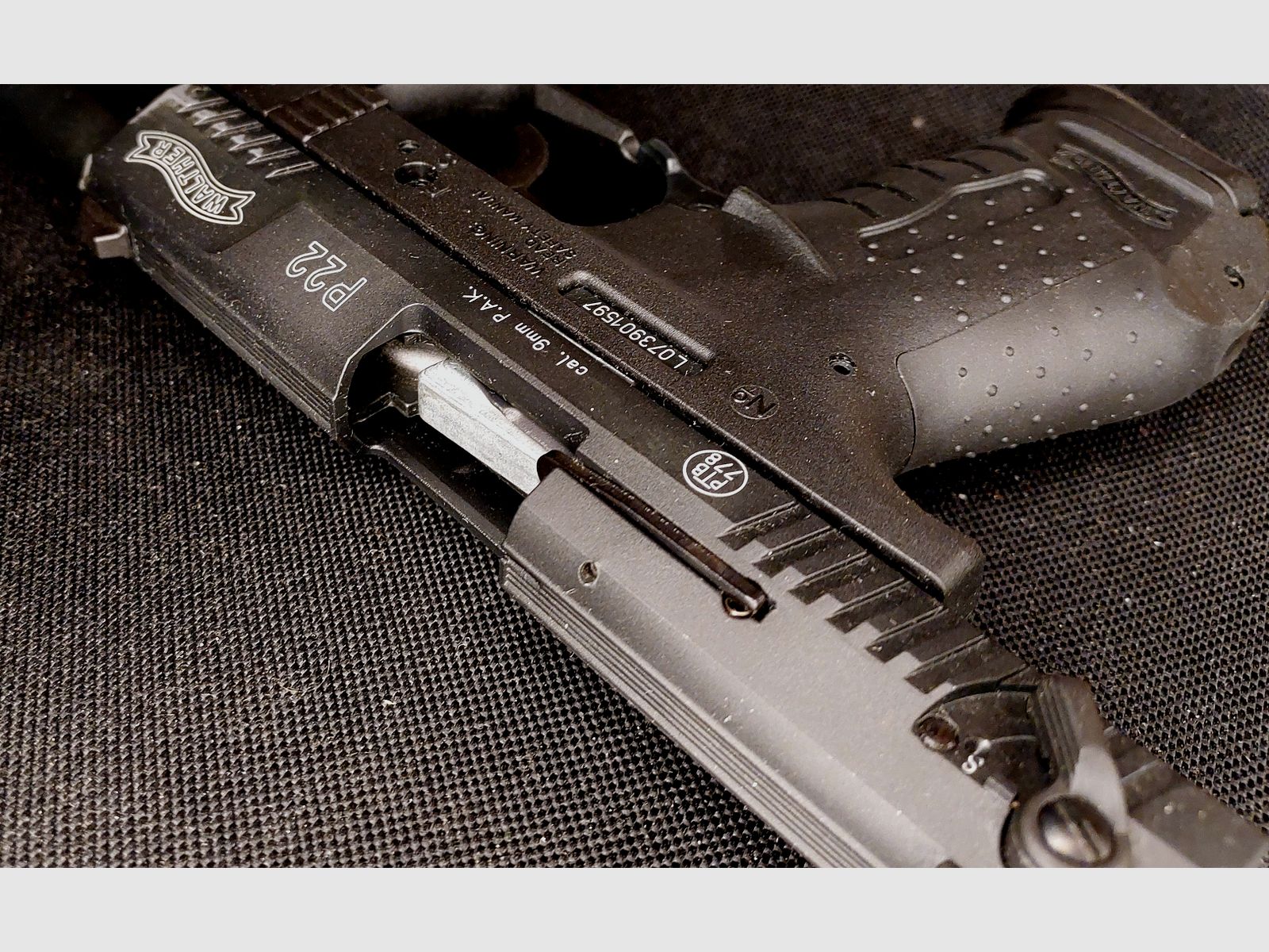 Walther P22 (P 22 Classic) Schreckschuss Pistole 9mm P.A.K. schwarz (PTB 778) mit Swiss Arms Gürtelholster