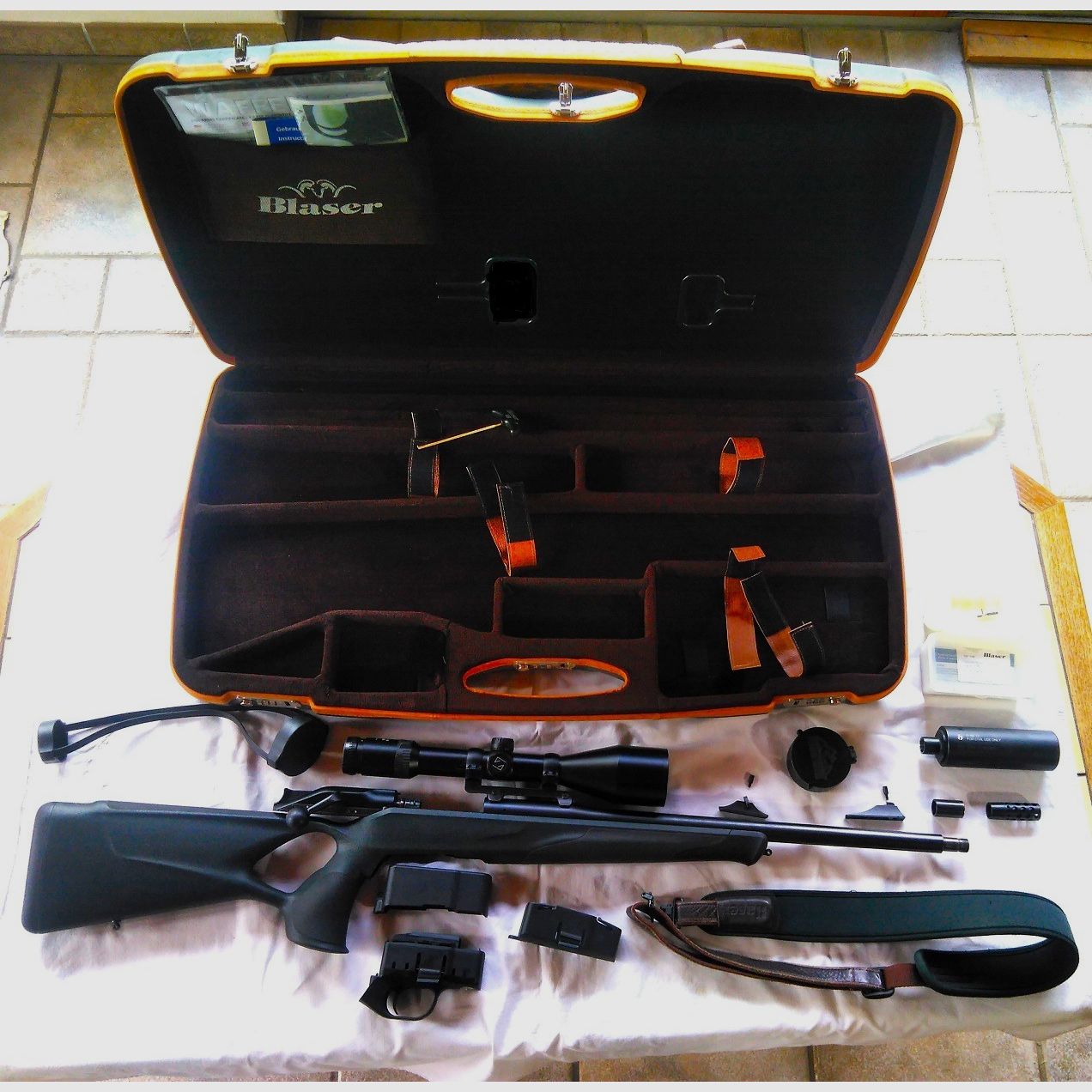 Compleet pakket: Blaser R8 Success 9,3x62 met Zeiss Diavari V 3-12x56 T LA 40, diverse accessoires!