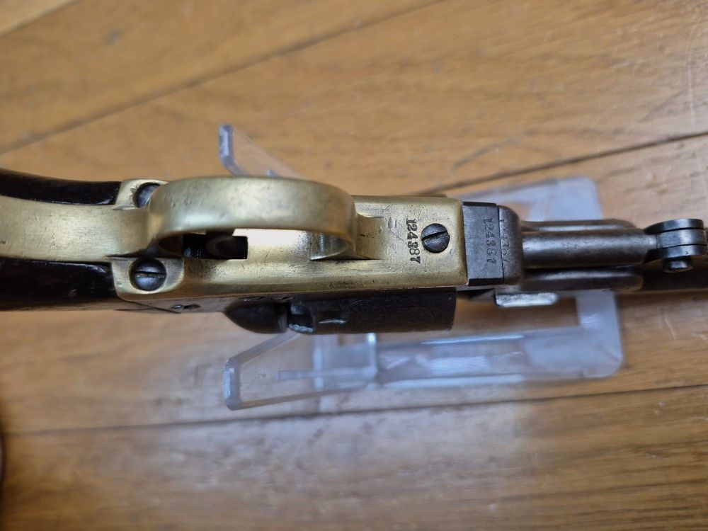 Schöner Colt Pocket 1849 original – Kal. .31 – Waffe von 1856 – In englischem Koffer mit zeitgenössischem Zubehör – Schöner Schaft und gleichmäßige Patina – Gute Mechanik – Lauf und Kammern sehr sauber – Schönes, stimmiges Ensemble aus der Goldgräberzeit – BE+, Bild 12 von 20