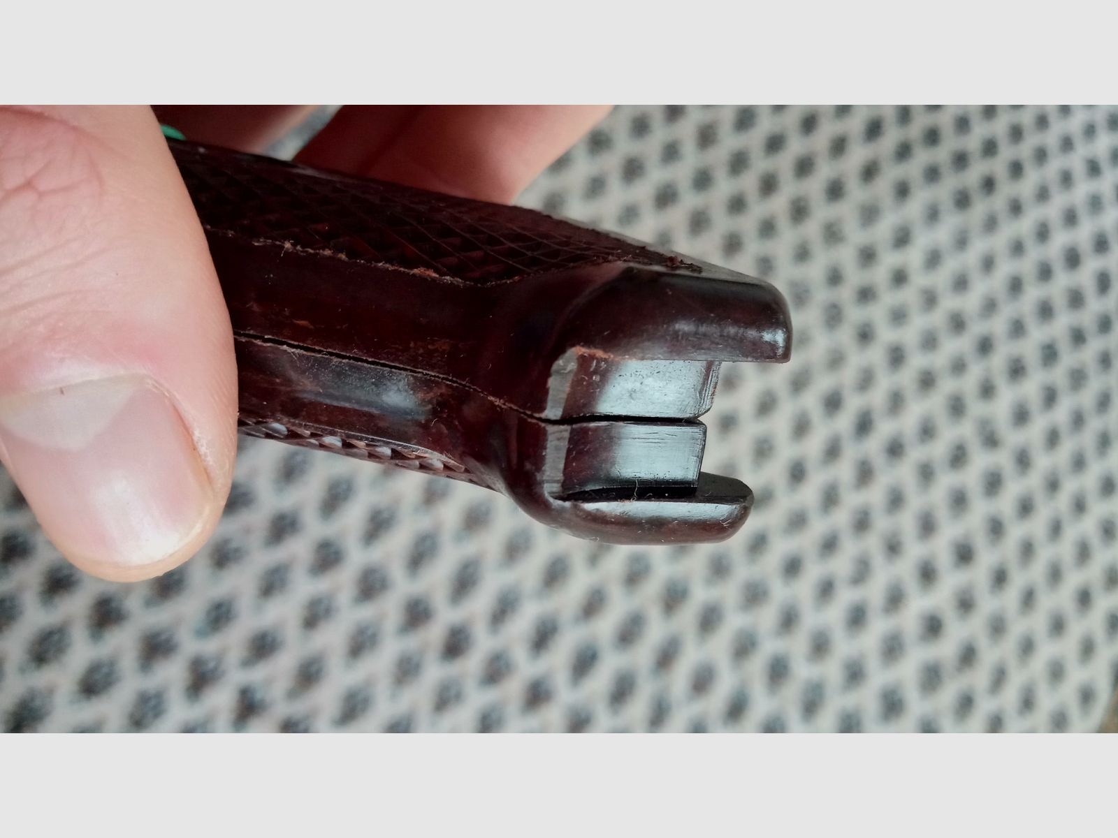 Original AK47 Typ 1 Griff aus Bakelit / zusammengehörige Griffschalen