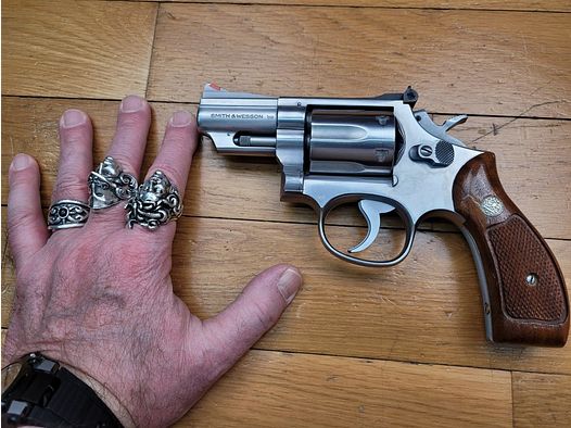 Très beau revolver Smith & Wesson M66-1 subnose dit « Combat Stainless Magnum » – 6 coups en .357 mag – canon 2,5 pouce – finition métal inox poli neuve – M66-1 de 1977 ou 1978 – le vrai « Hand Canon » en état de neuf