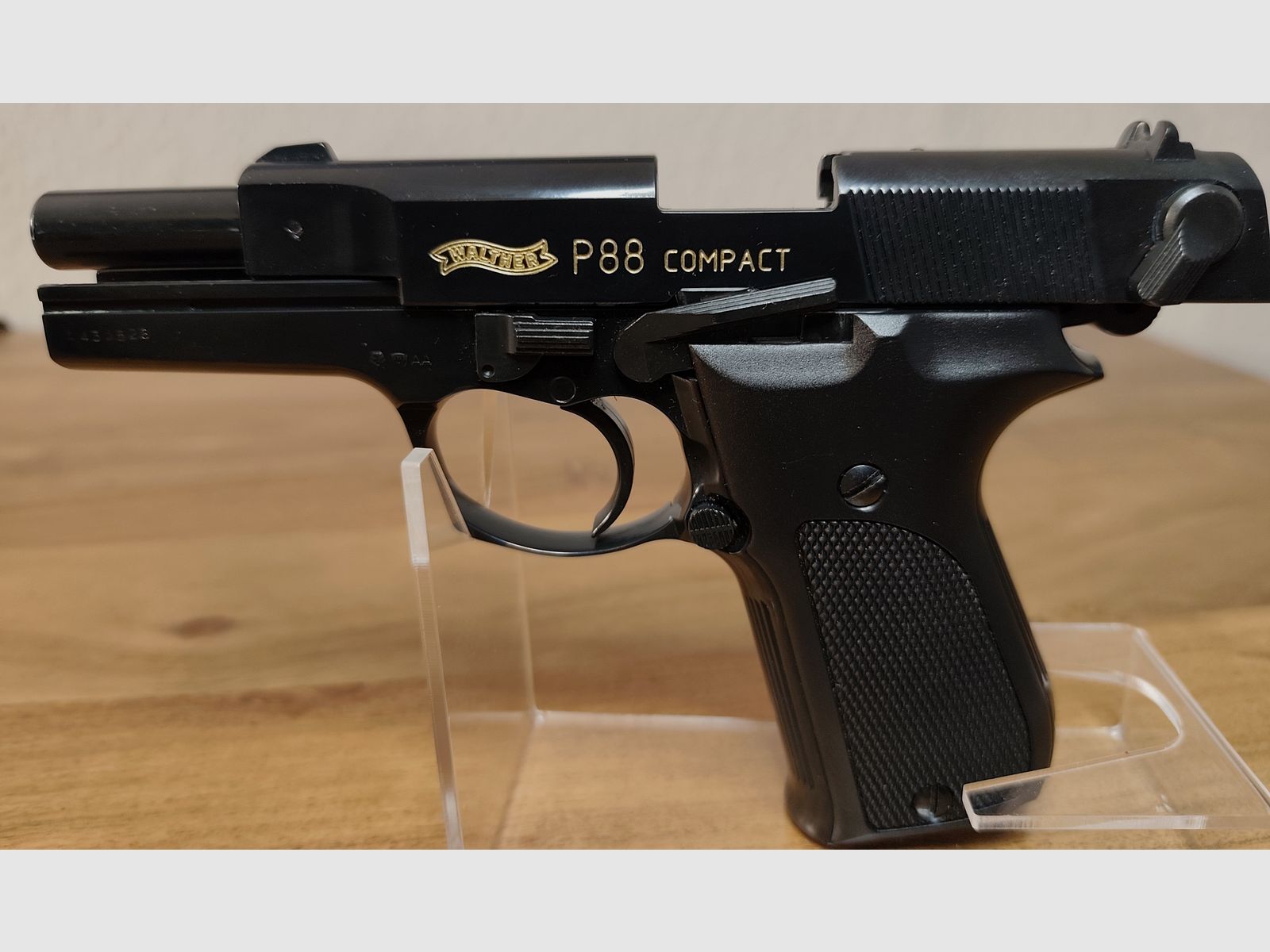 Walther P 88 Compact altes Model Goldschrift PTB 764 schwarz mit Munition
