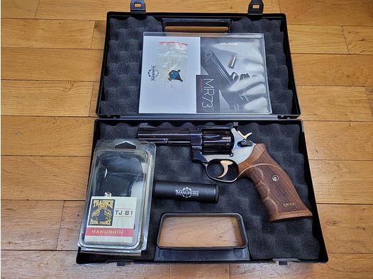 Très beau revolver Manurhin 73 modèle Sport – cal. 357 mag – 4 pouces – Fabrication française Chapuis – Série HA – Année 2002 – Superbe bronzage – Canon et chambres miroir – Plaque deux vis – Alésage serré 355&prime; – Jeu de poignée Trausch – Occasion à l&rsquo;état de quasi neuf en boite d&rsquo;origne