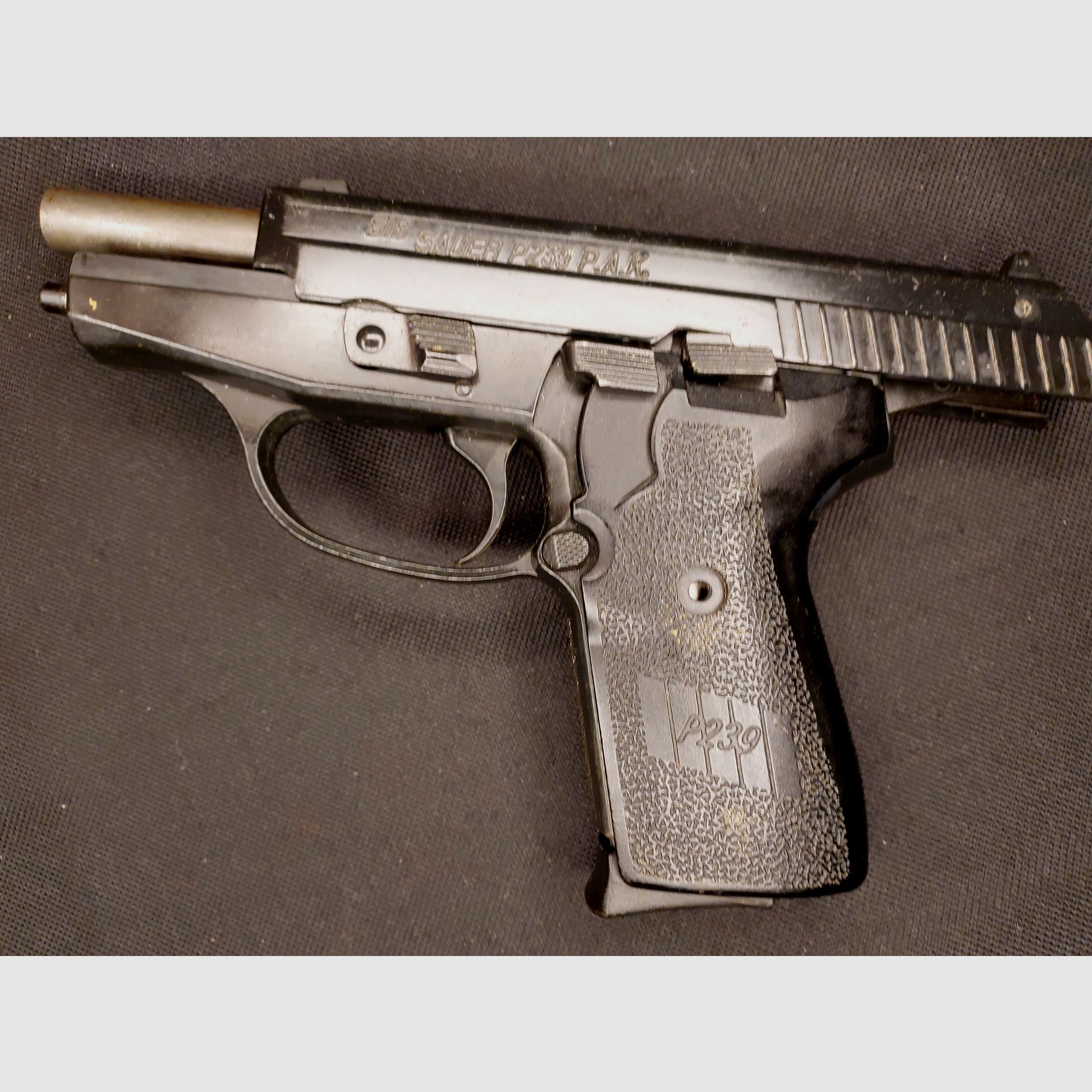 Sig Sauer P239 pistolet d'alarme au calibre 9 mm P.A.K. (PTB 696)