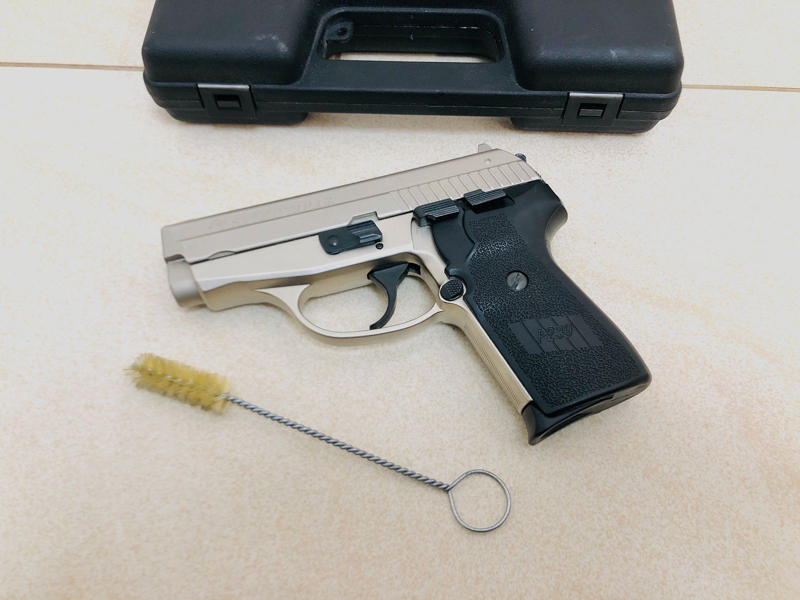 ••• SIG SAUER P239 pistolet d'alarme / nickel / accessoires / emballage d'origine / PTB 799 •••
