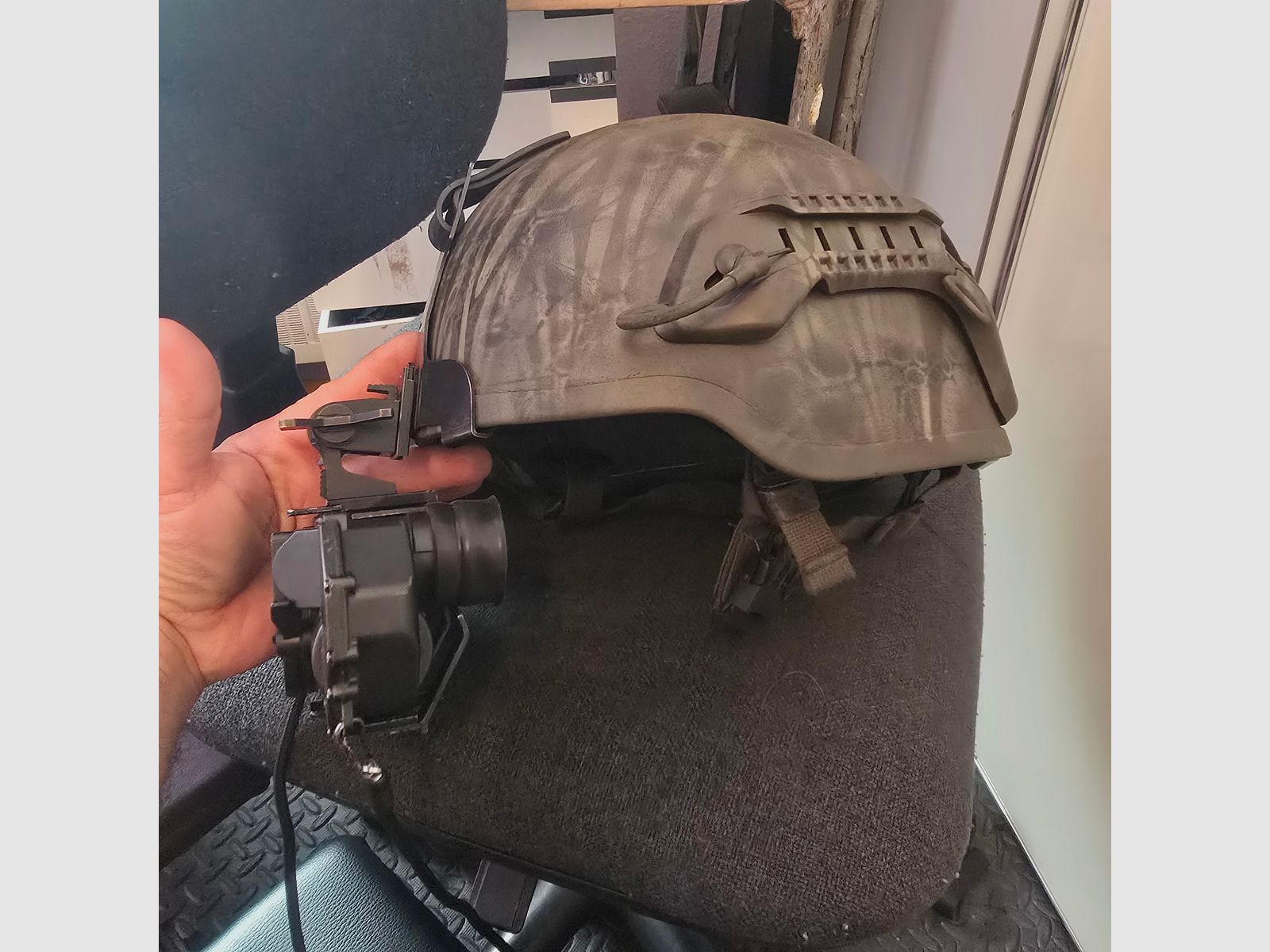 Nachtzichtapparaat restlichtversterker met helmbevestiging en draagkap, dus om te dragen zonder helm