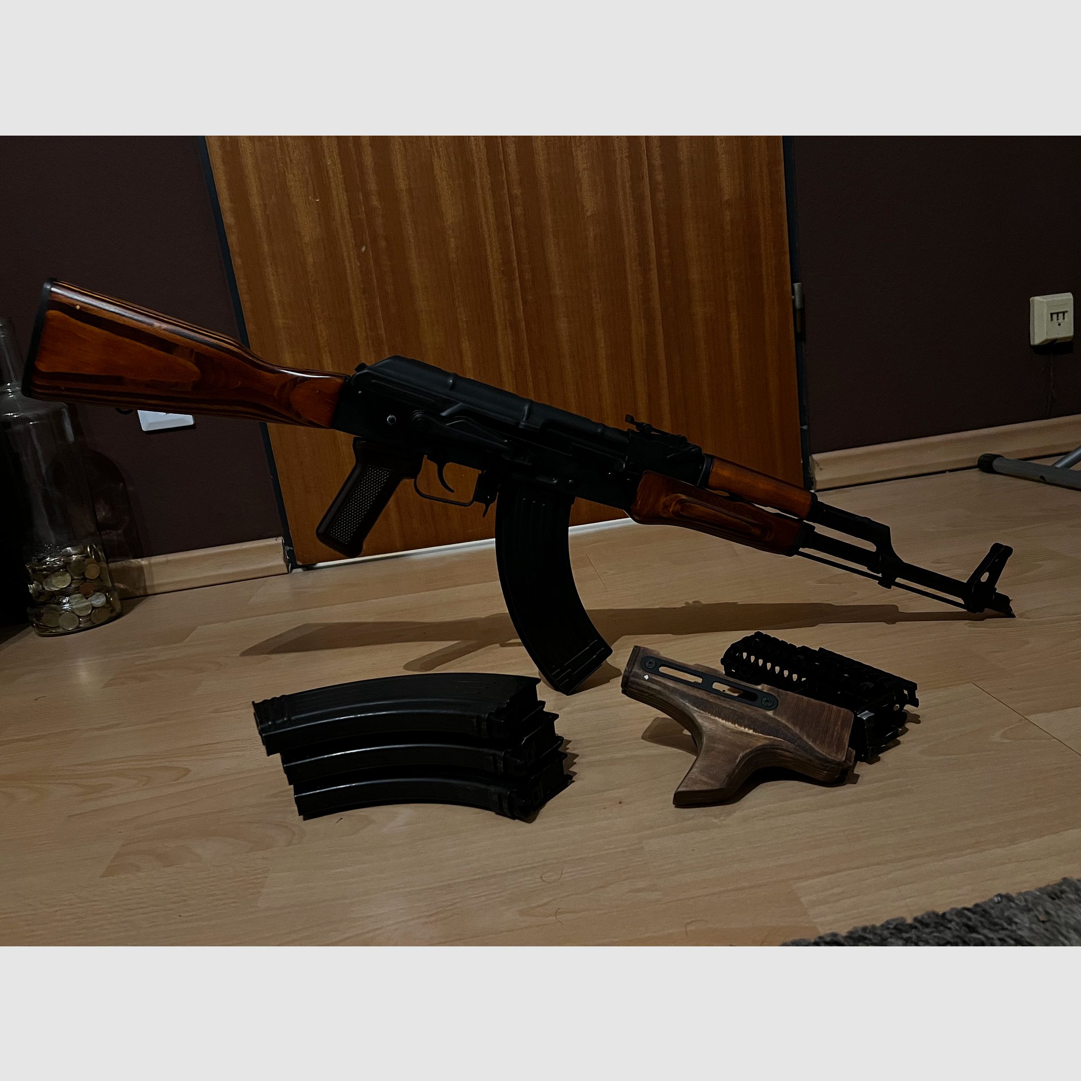 GHK AKM GBB mit 4 Magazinen und Zubehör