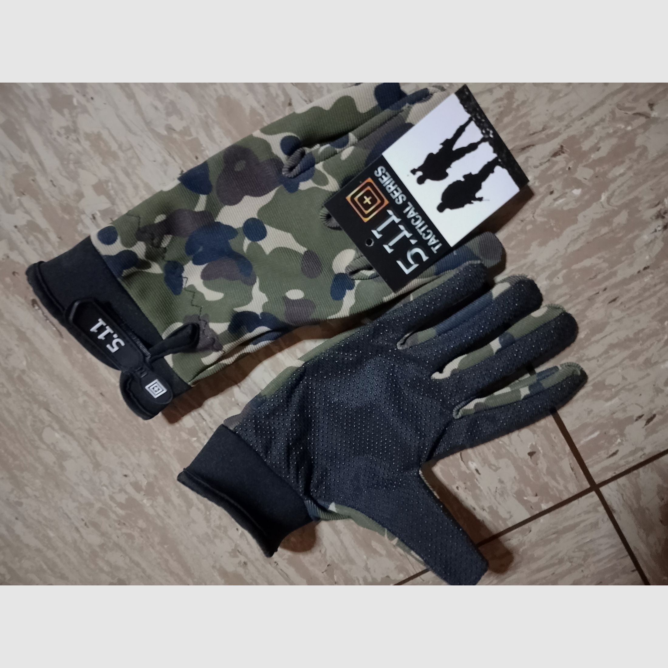 Ein Satz / Paar neue Tactical Series Handschuhe Glove 5,11 flecktarn neu Tarnmuster 