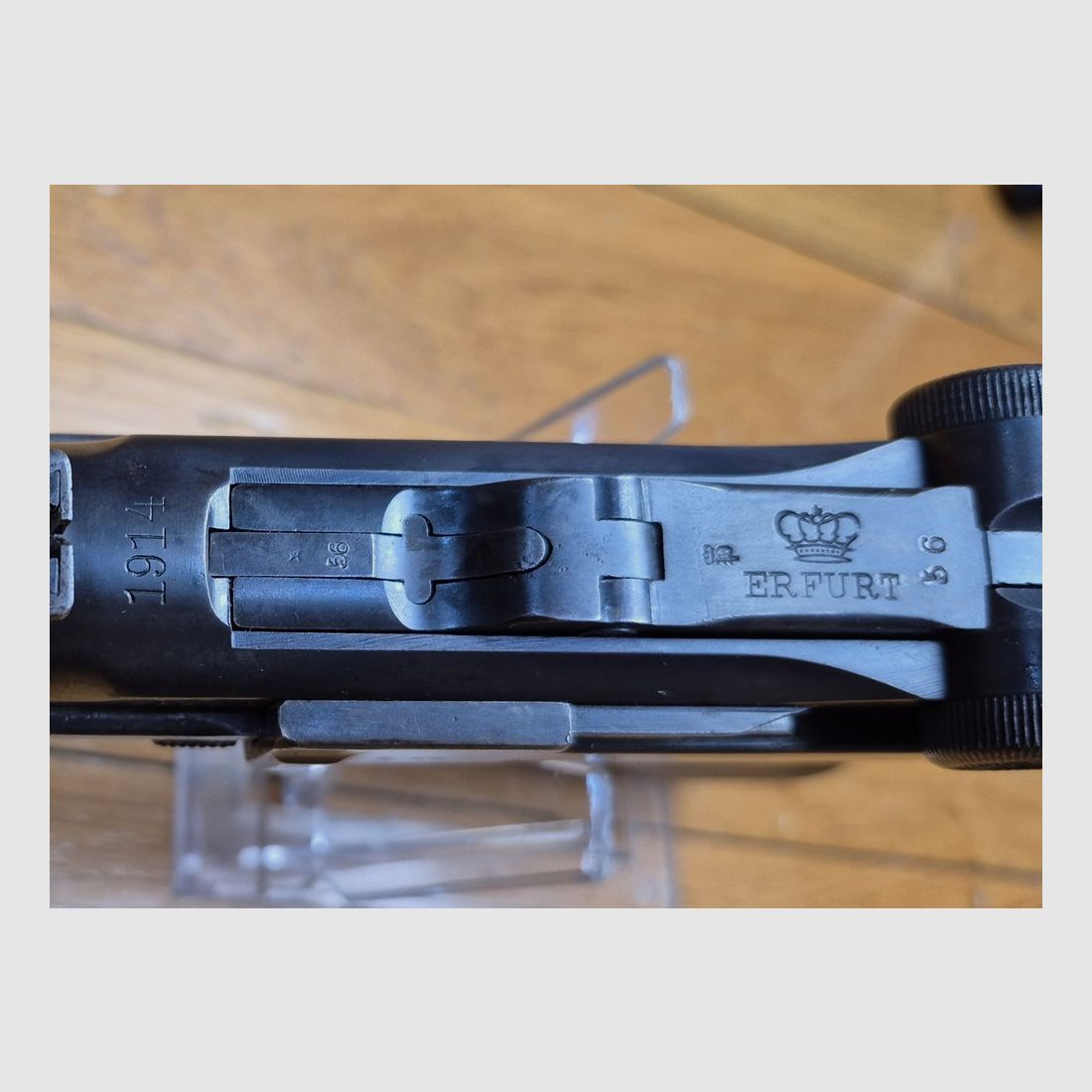 Sehr schöner Luger Artillerie P08 – Lauf 8 Zoll (20 cm !) – Seltene Waffe von 1914 aus der Fabrik von Erfurt (nur 25.000 Exemplare!) – Vollständig monomatrikulierend (außer das Magazin, das ist aus der Zeit) – Kal. 9×19 – Verstellbare Visierung des ersten Typs – Ästhetischer Zustand Premium – Guter Lauf – Originalbrünierung zu 95% – Sehr schöne Mechanik – TBE, Bild 1 von 30