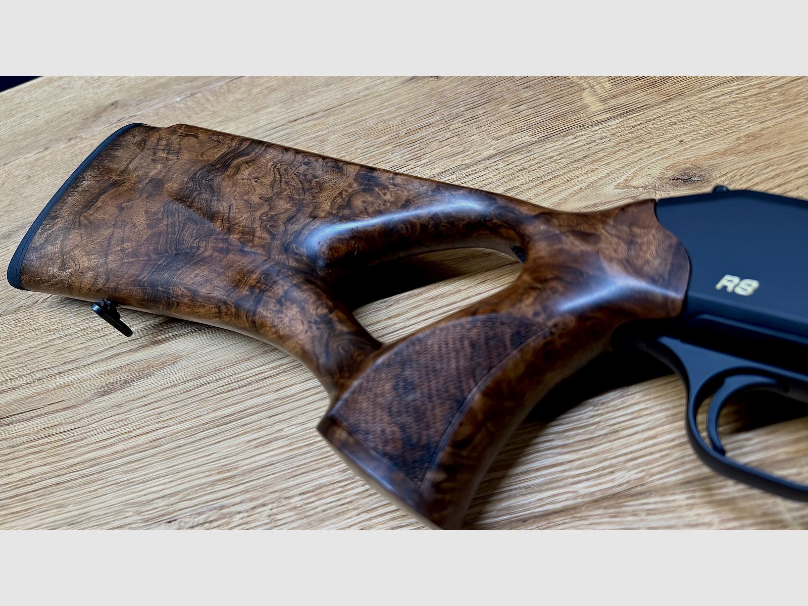 Blaser R8 Holzschaft/Lochschaft mit System, traumhafter, außergewöhnlicher Zubehör-Lochschaft HK 8-9, goldenes R8 Logo