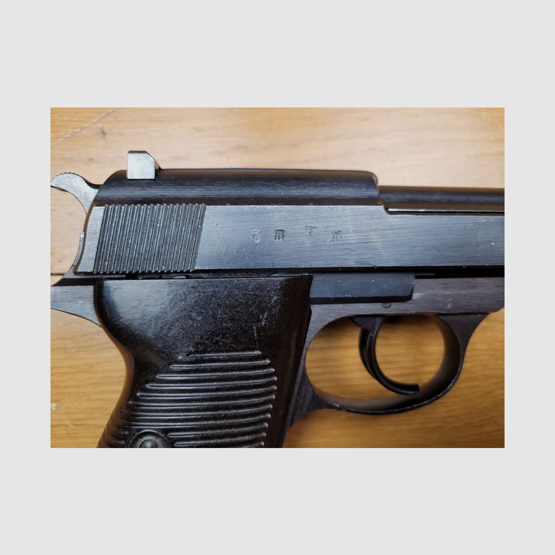 Wspaniały Pistolet Walther P38 – Produkcja Walther 1943 – Oryginalne Brązowanie – Pojedynczy Numer Seryjny – 2 Magazynki – Doskonały Stan, zdjęcie 10 z 14
