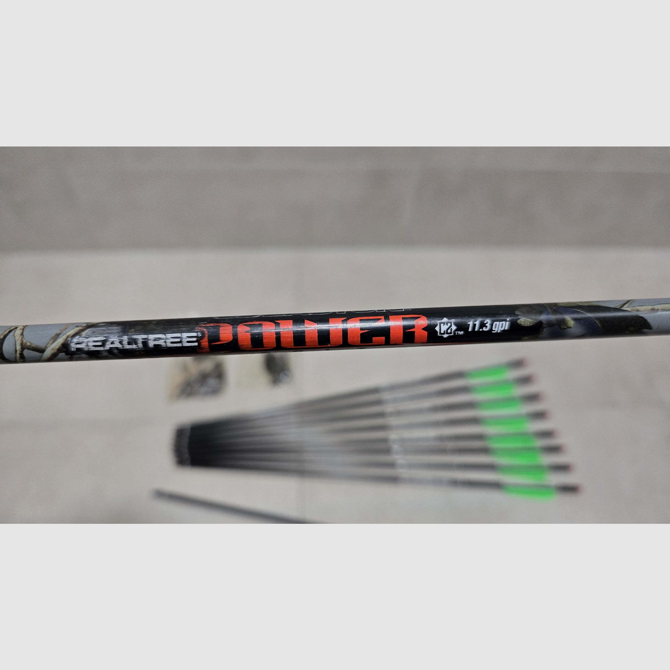 3x Carbonbolts 22“ Easton Realtree Power 11.3 GPI con punte da 125gr + punta da caccia - freccia in look mimetico