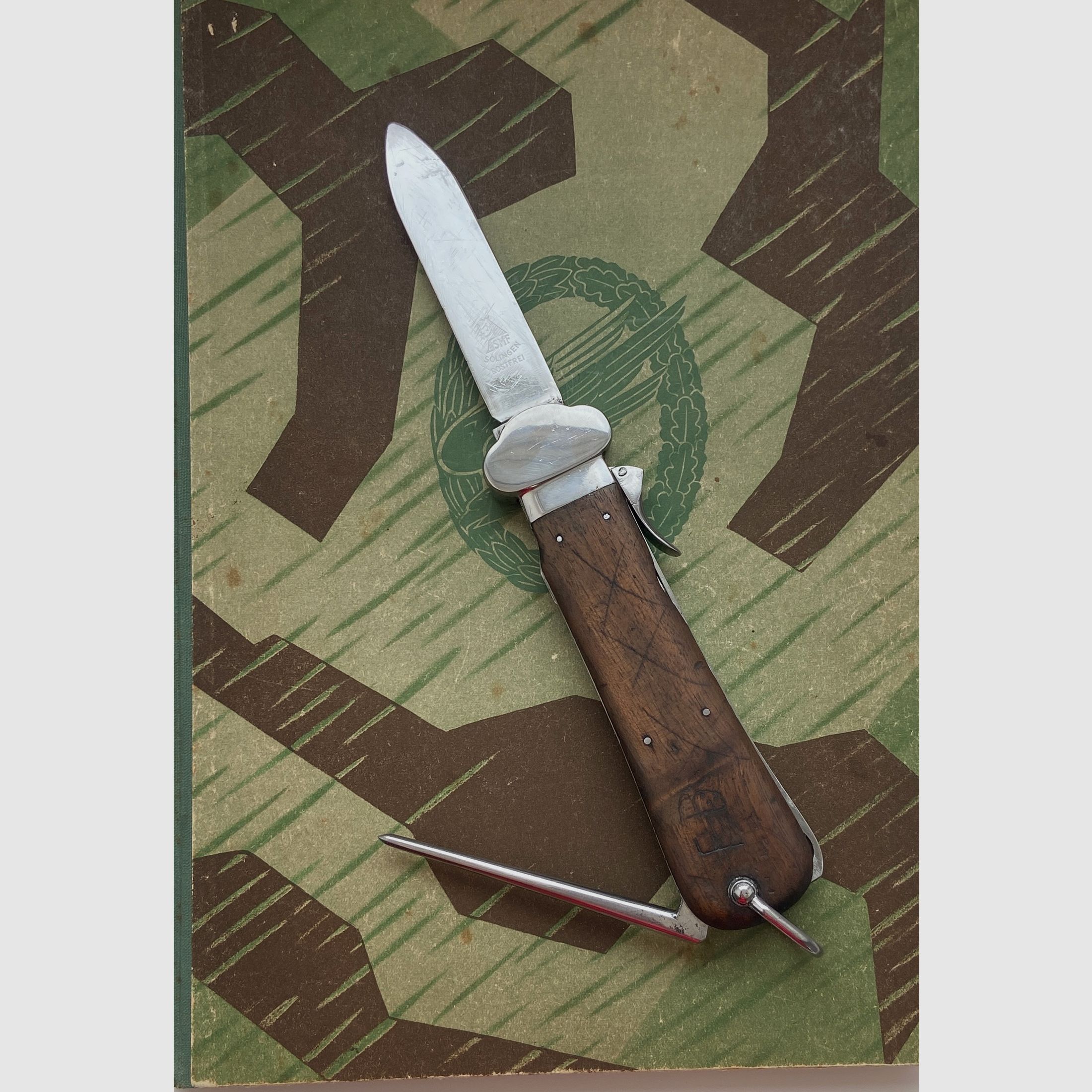 Flieger-Kappmesser der Deutschen Luftwaffe aus dem 2. Weltkrieg; 1. Modell - nicht zerlegbar, mit Fangschnur