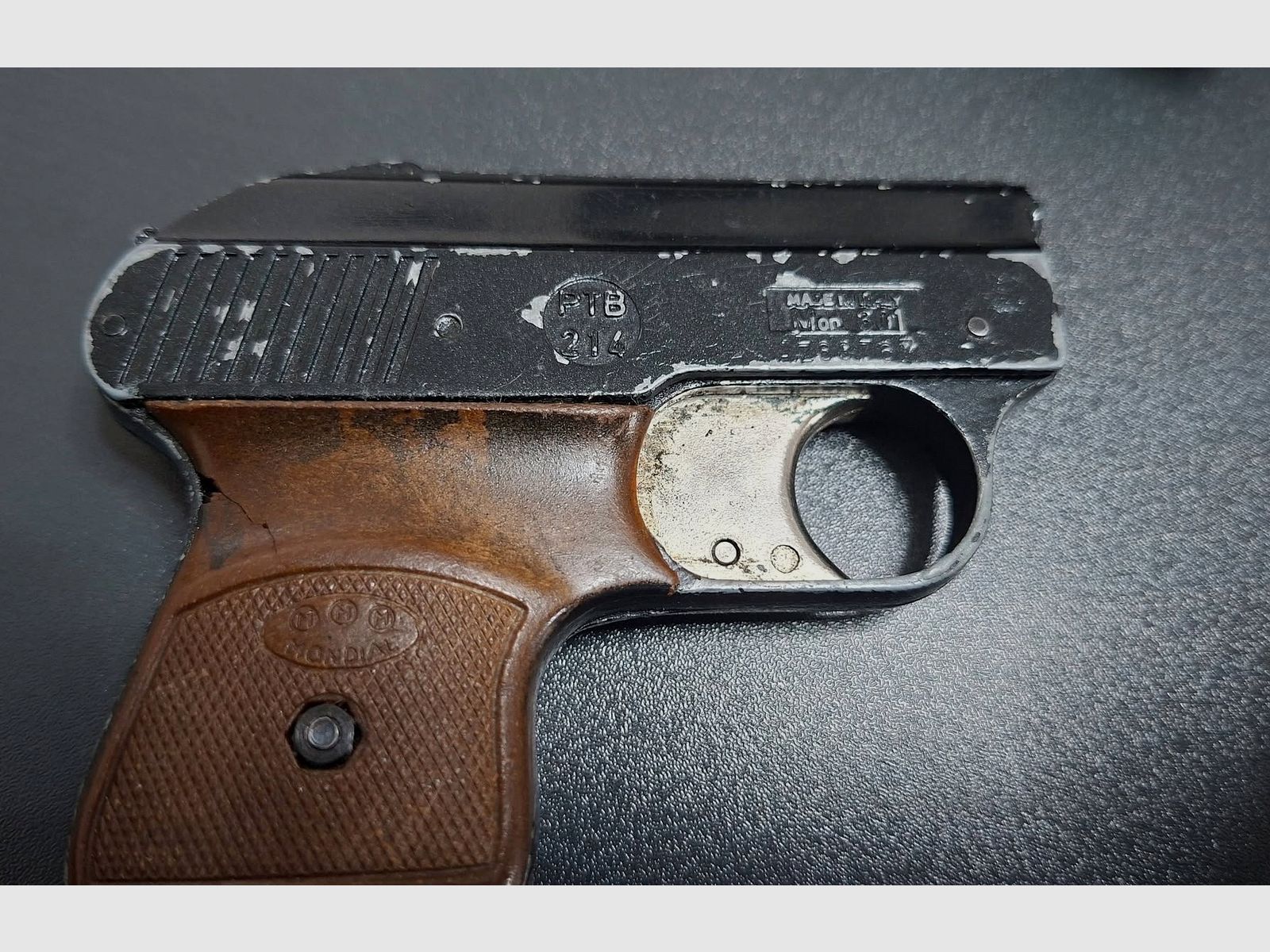 Pistola a salve calibro 6 mm trovata in soffitta