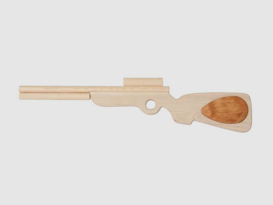 Bartl Holzgewehr mit Zielfernrohr