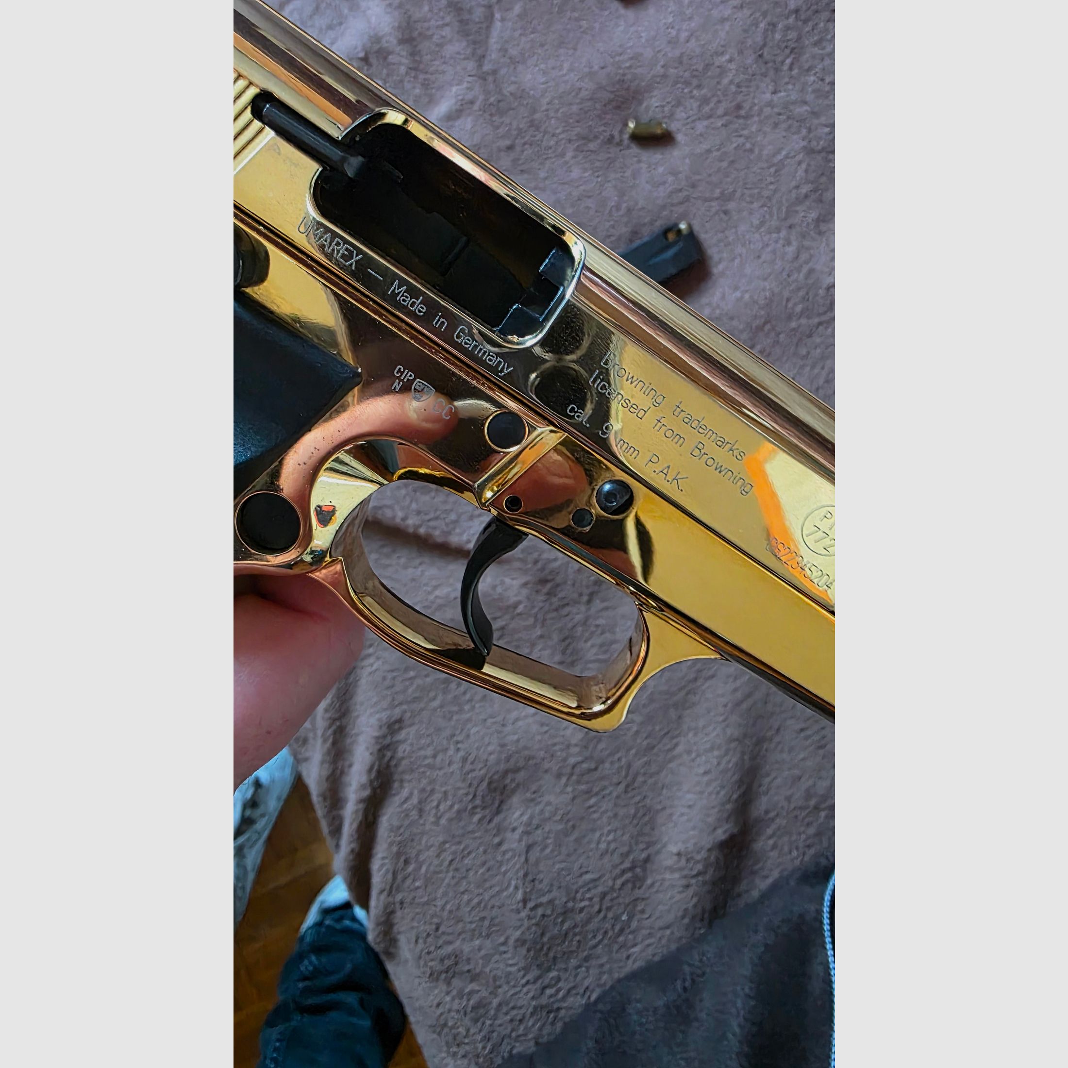 Pistolet d'alarme de 'Browning' cal. 9mm, P. A. K, en noir/doré, état d'occasion, mais entièrement fonctionnel.