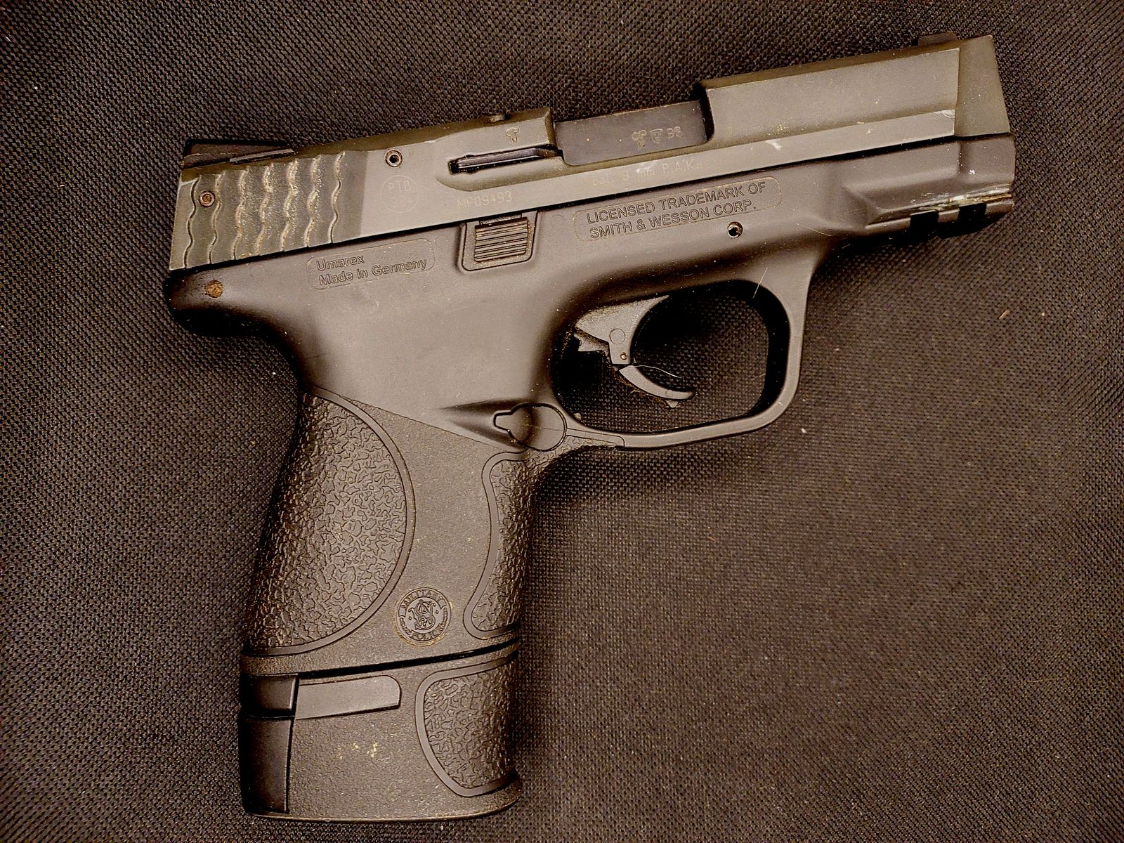 Smith & Wesson M&P 9C Schreckschusspistole, Kaliber 9mm P.A.K., in Schwarz (PTB 984) — mit 2 Magazinen (1x Standard, 1x verlängert XXL)