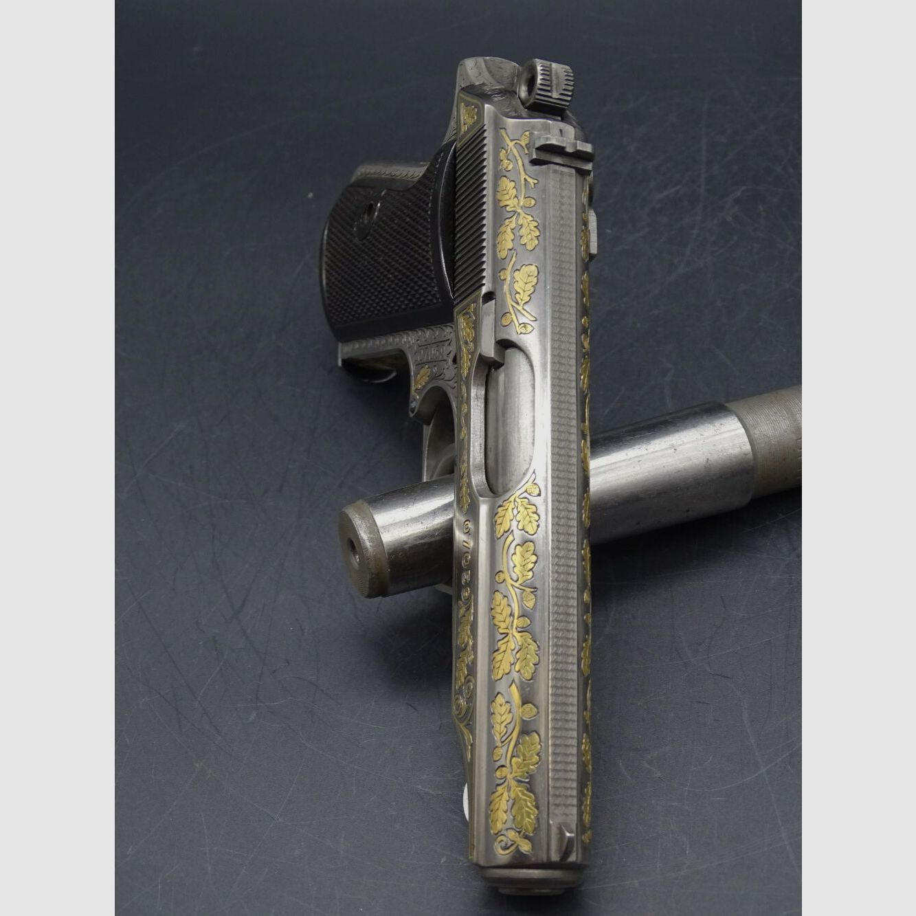Walther PP DDR KKV 1001 Eichenlaubgravur in Gold Kaliber 7,65mm Brow. PP DDR KKV 1001