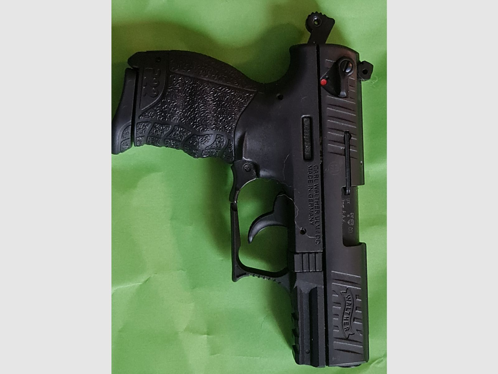 Walther P22Q 9 mm P.A.K. Pistola – pistola a salve compatta con design ergonomico La Walther P22Q 9 mm P.A.K. è una replica precisa della nota serie Walther P22Q e si rivolge a chi cerca una pistola a salve compatta, ergonomica e versatile. La sua struttura combina un design autentico con una costruzione funzionale. Sistema di sicura orientato alla sicurezza La P22Q offre una doppia sicura e una singola sicura, che permettono una gestione flessibile e sicura. L’uso è intuitivo per diversi utenti e supporta un utilizzo controllato in varie situazioni. Il caricatore da 7 colpi garantisce una prontezza costante. Design ergonomico per una gestione precisa Il pulsante di sgancio caricatore ambidestro facilita l’accesso sia per destrorsi che per mancini. Il dorso impugnatura intercambiabile in..., immagine 2 di 4
