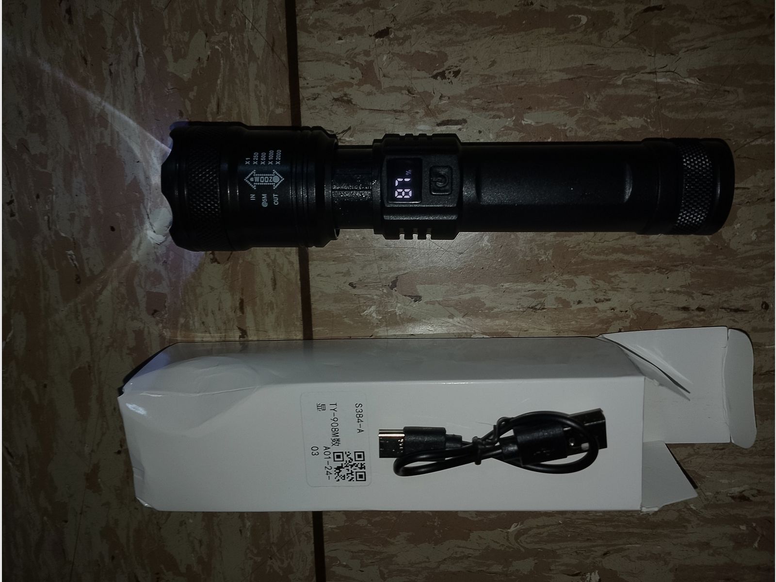 Flashlight Taschenlampe Zoom Strobo funktion Akkustand digital aufladen USB Helligkeit regelbar 