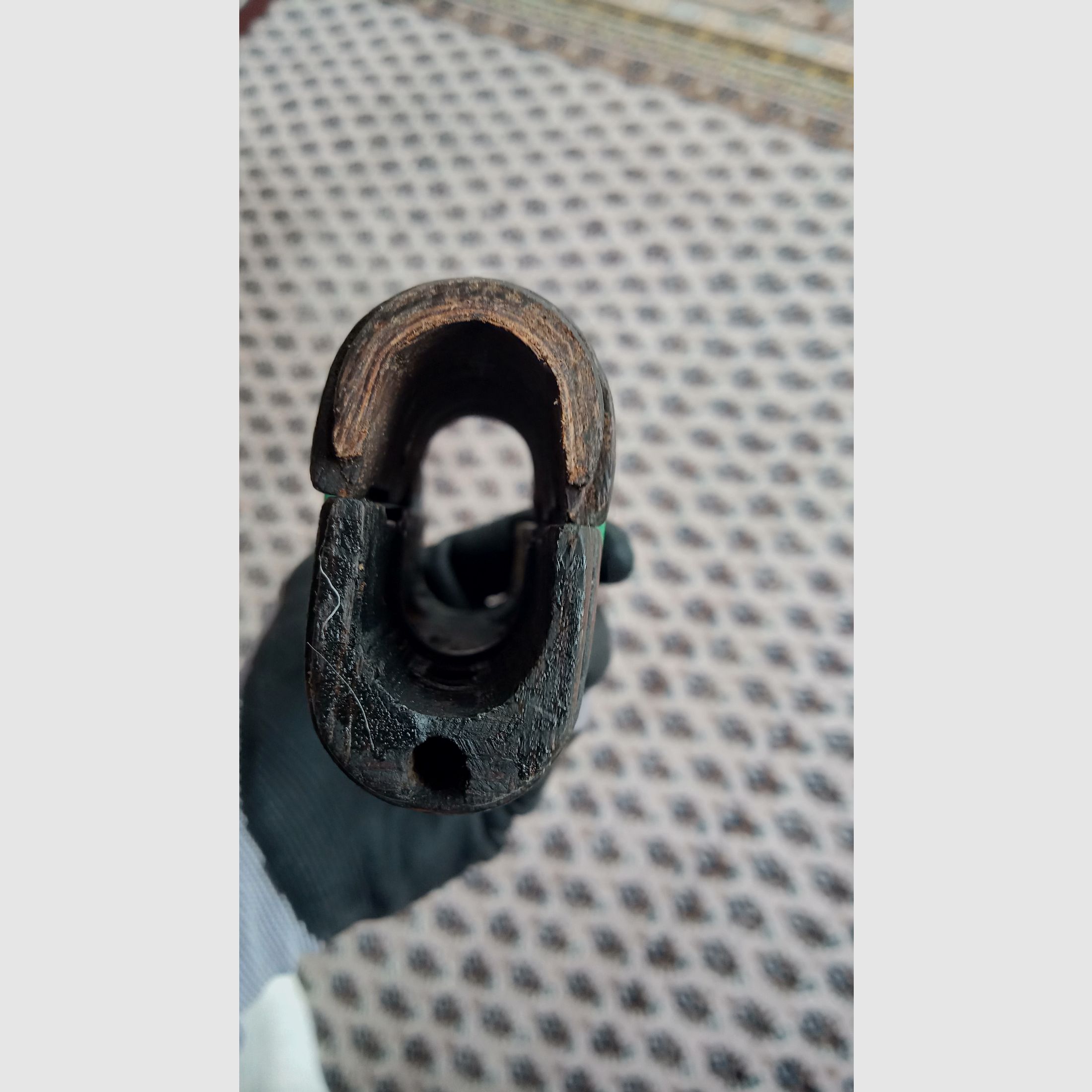Ancien protège-main AK en contreplaqué ajusté dans un AK fraisée, idéal pour Yunker Co2 ou GSG Cybergun.