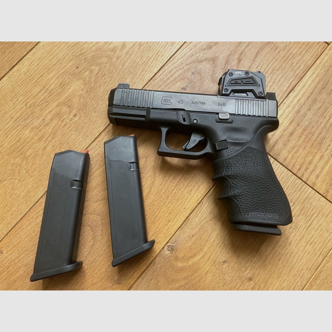Glock 45 MOS FS mit Performance Trigger + HOGUE Griff + Steiner MPS Optik + viel Zubehör - ca. 8 Monate alt !!!