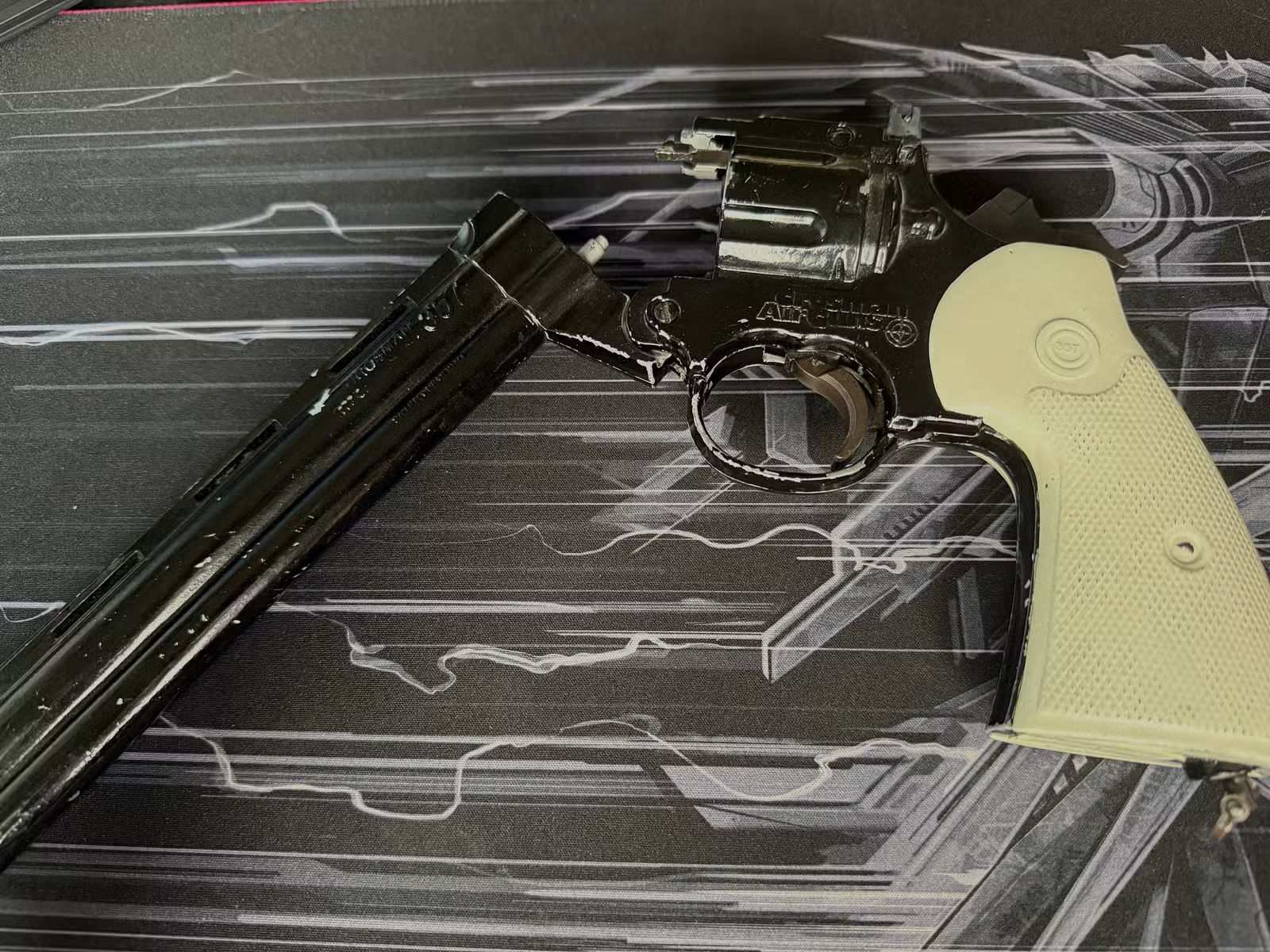 Defekter Airsoft Revolver und zwei unbekannte Schreckschusspistolen