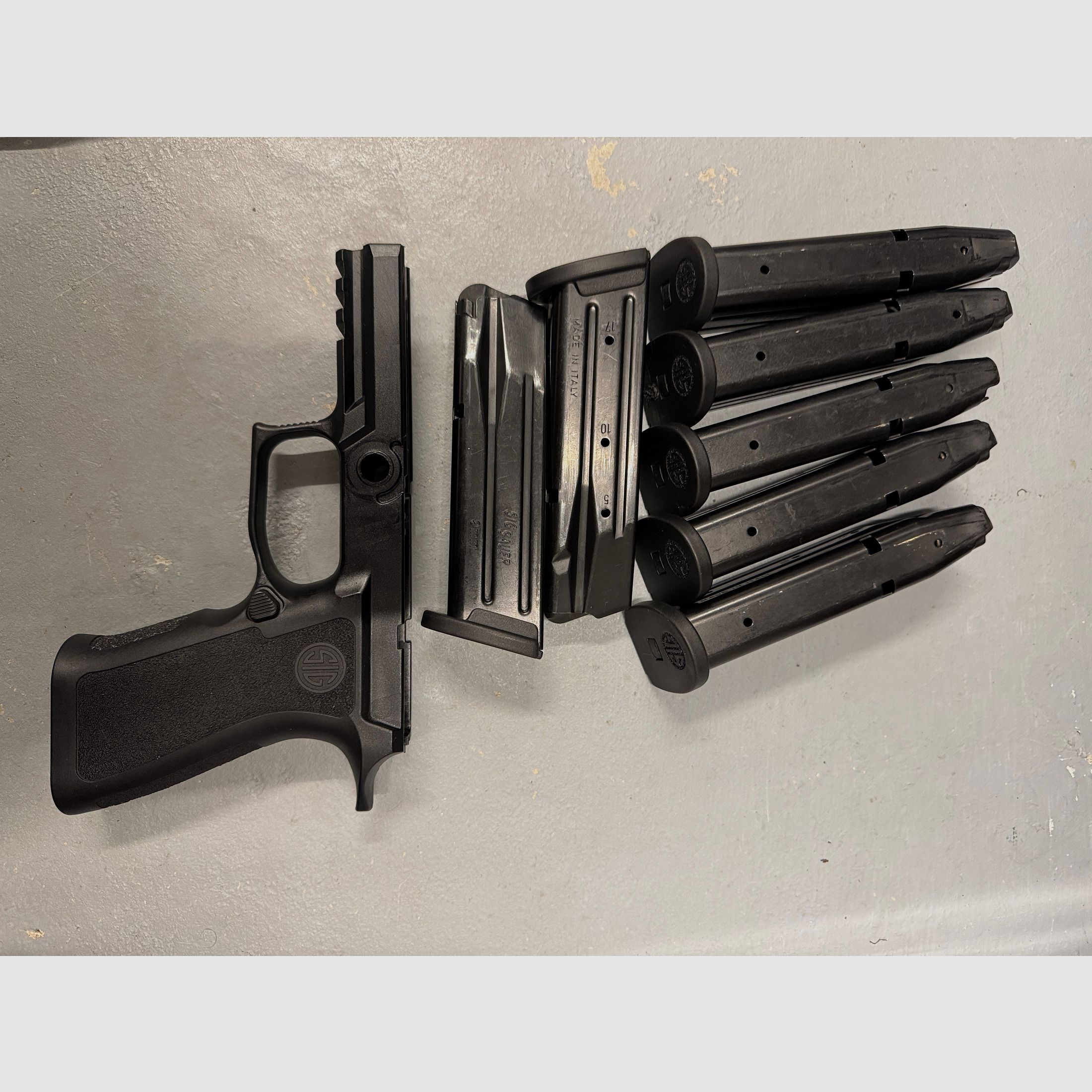 Accessories SIG P250/ P320: XCarry grip module and 7x 17 round full-size magazines (all original SIG)