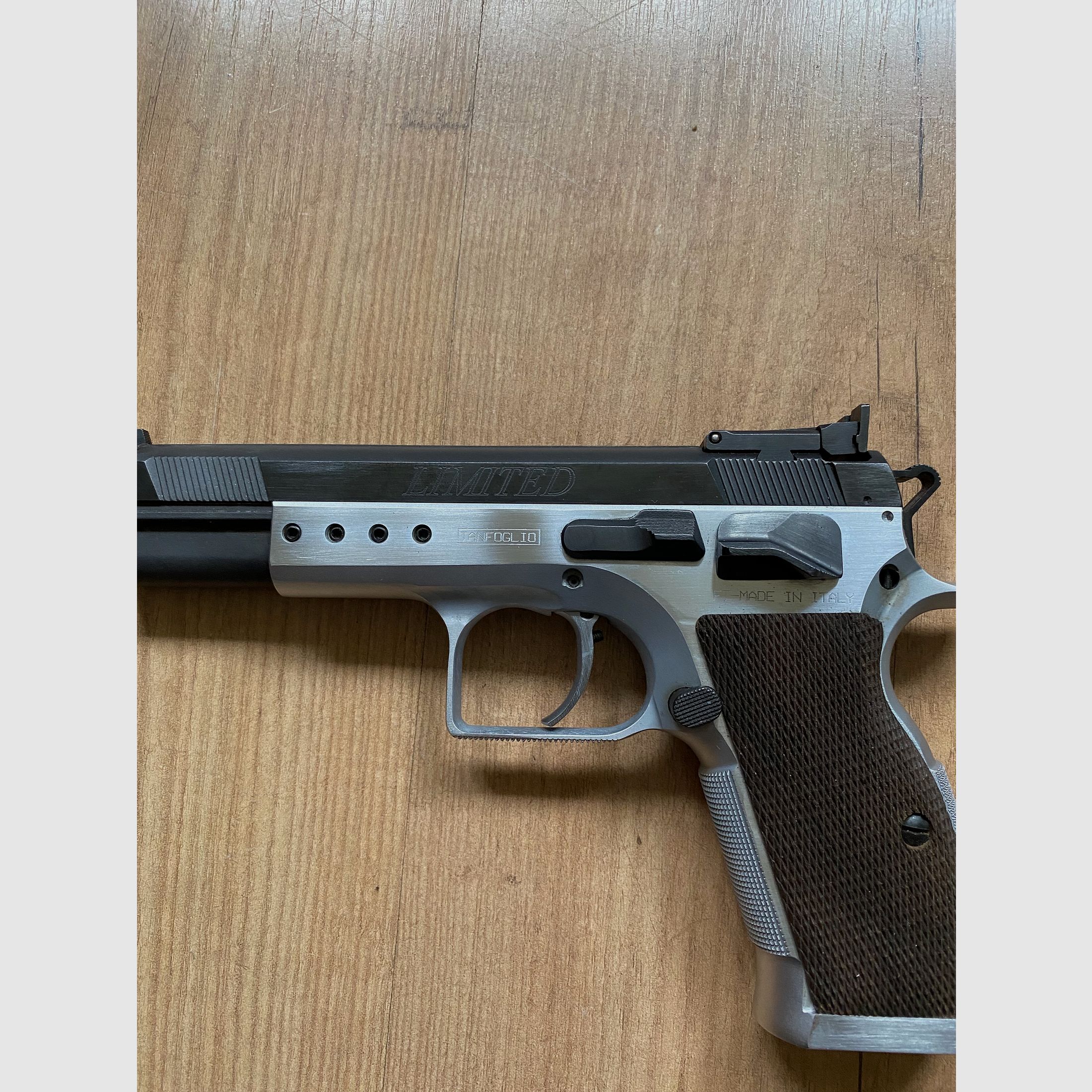 Verkaufe Tanfoglio Limited 9 mm Luger mit Wechselsystem .22 lfb inkl. Munition und Schiene für Zielfernrohr