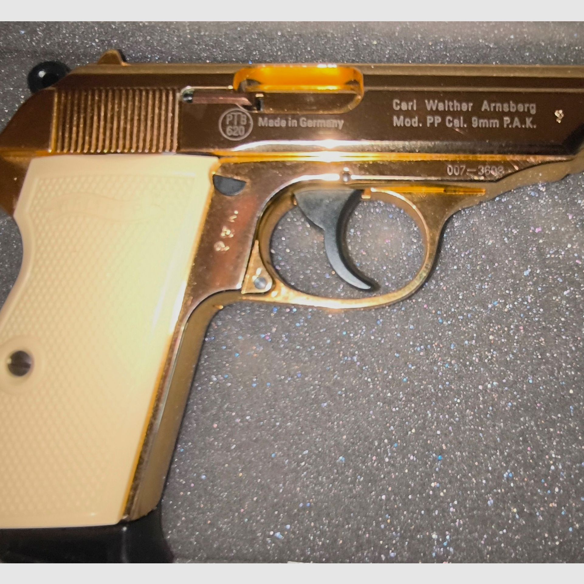 ⚠️ Coleccionistas y fans de James Bond, auténtica - rareza de los años 1990 - pieza de vitrina - edición especial limitada Walter PP Gold - GoldenEye con empuñaduras blancas y certificado y cinta VHS así como un cargador adicional con fondo plano, sin disparar en estado impecable, ¡absolutamente como nuevo! Calibre 9mmPAK, PTB - 620