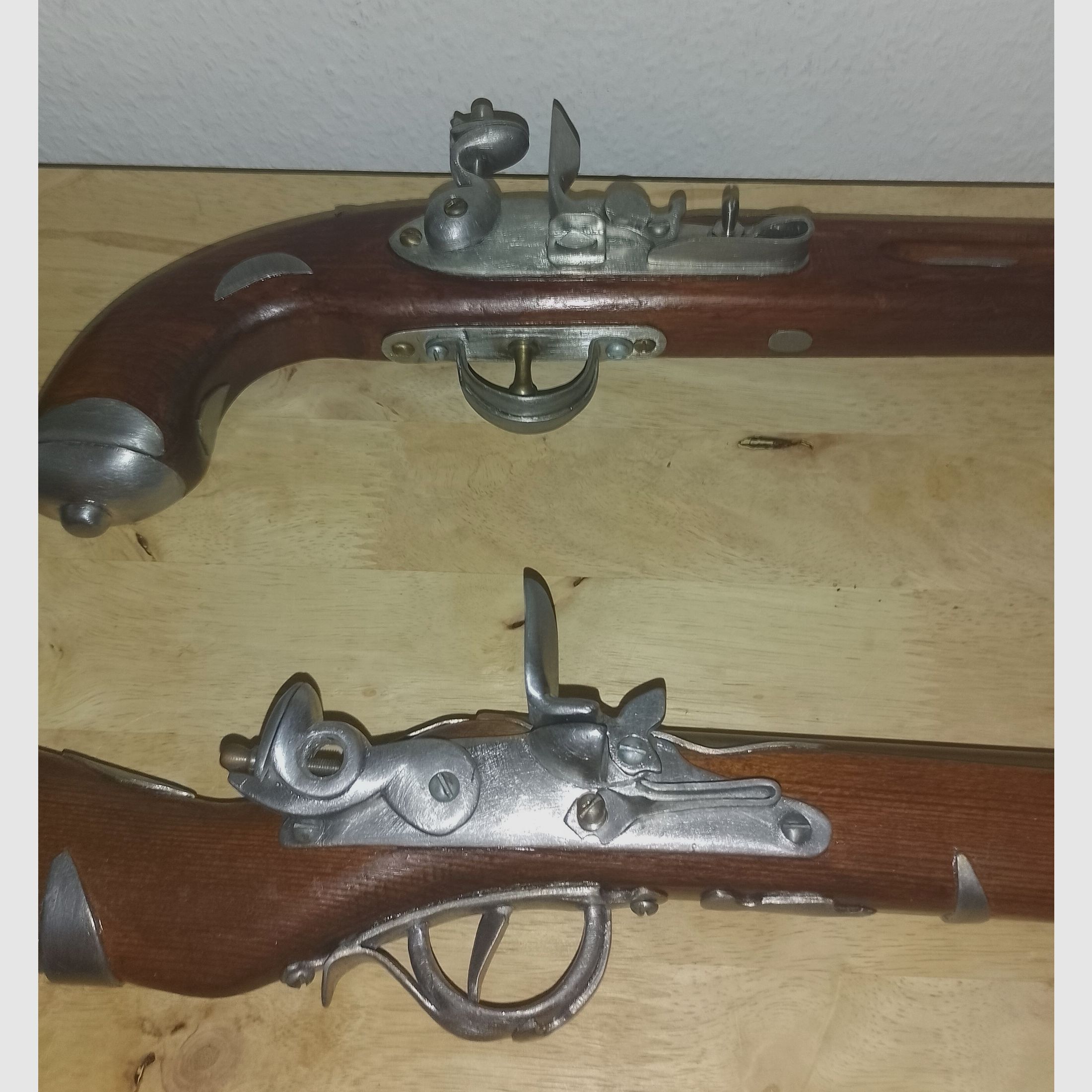 Rareza de pistolas de decoración, hecho a mano de latón, estaño y madera 58cm y 45cm