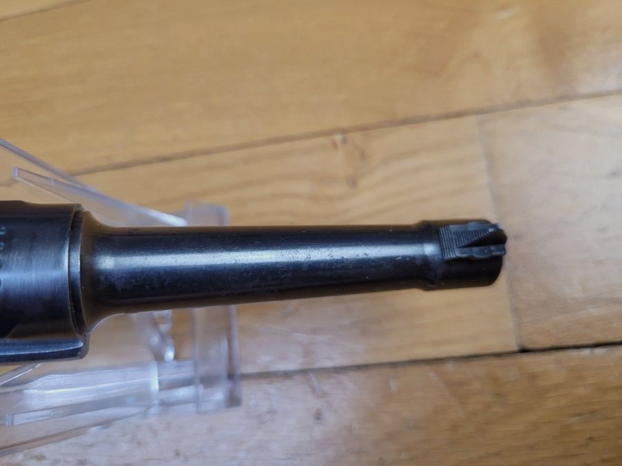 Exceptionnel Pistolet Luger P08 Kriegsmarine – Moins de 3900 exemplaires – Fabrication Mauser S/42 de 1938 – Étui Kriegsmarine et clé d&rsquo;origine – Très rare ensemble en parfait état !, image 23 sur 42