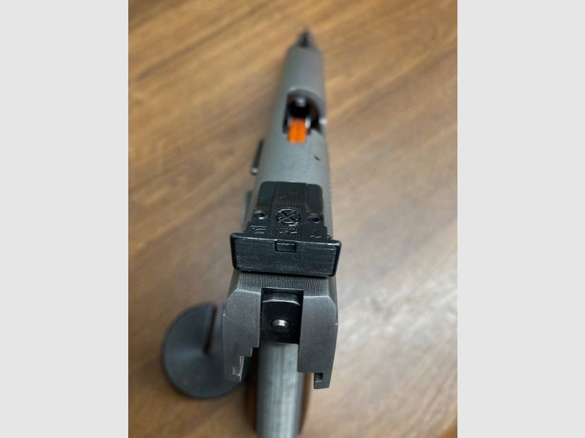 Seltene Pistole Coonan .357 Mag. und mit der Möglichkeit, Patronen im Kaliber .38 Spez. zu verschießen.