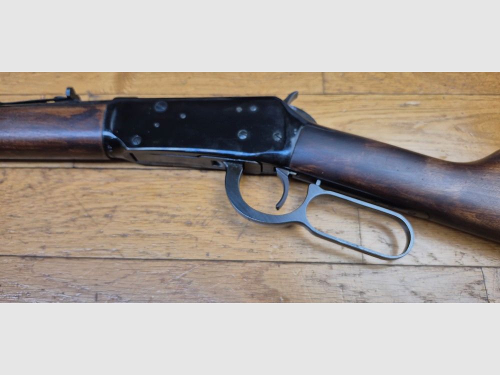 Très belle carabine Winchester modèle 1894 – Calibre 30-30 – Made in USA en 1969 – Capacité 8+1 – Beau noyer rouge – État mécanique et esthétique rare pour ses 56 ans ! – Très belle construction Made in USA – Plaque de couche acier d&rsquo;avant 1971 – TBE++, image 31 sur 40