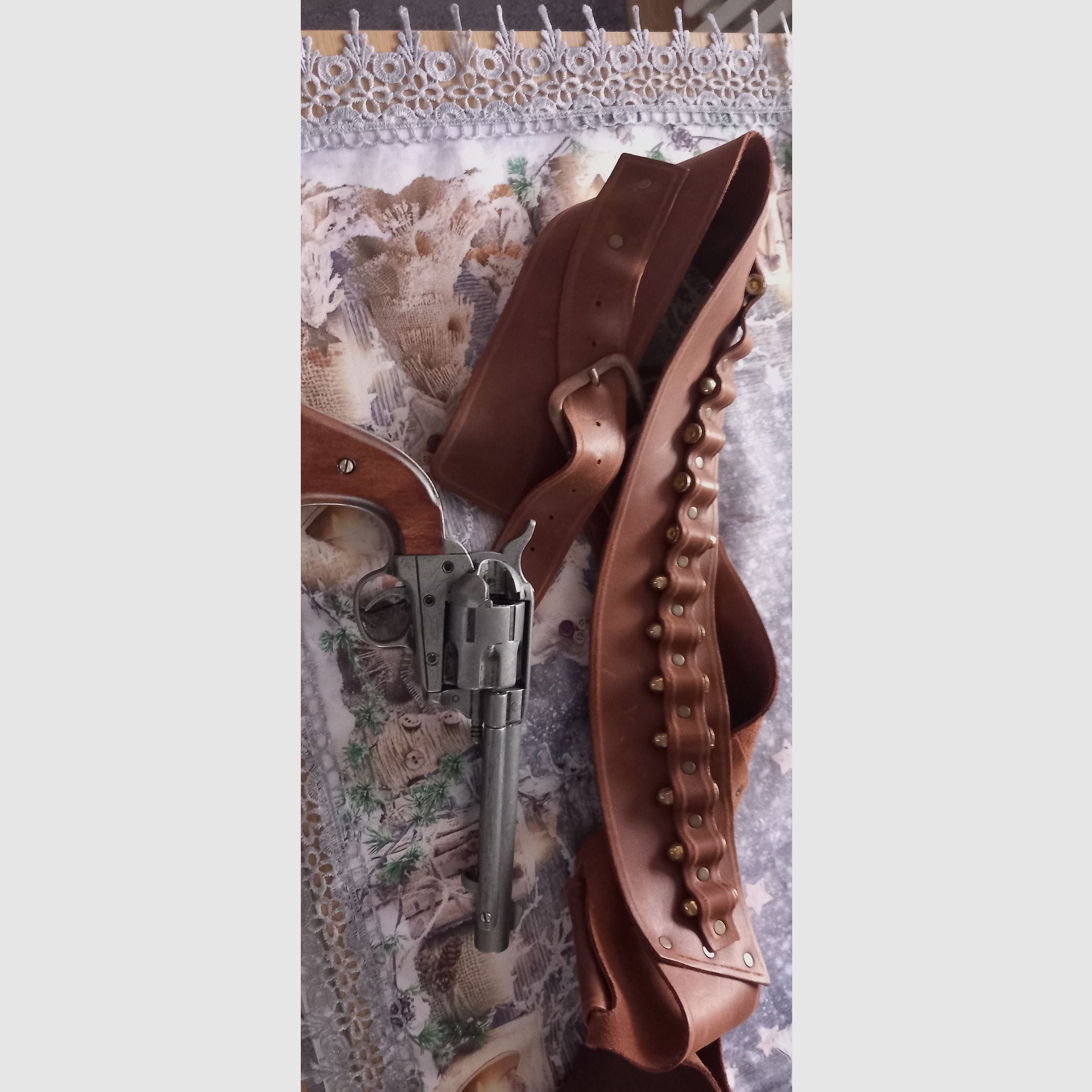 Westernholster Echtleder Mit Deko Patronen und Revolver 